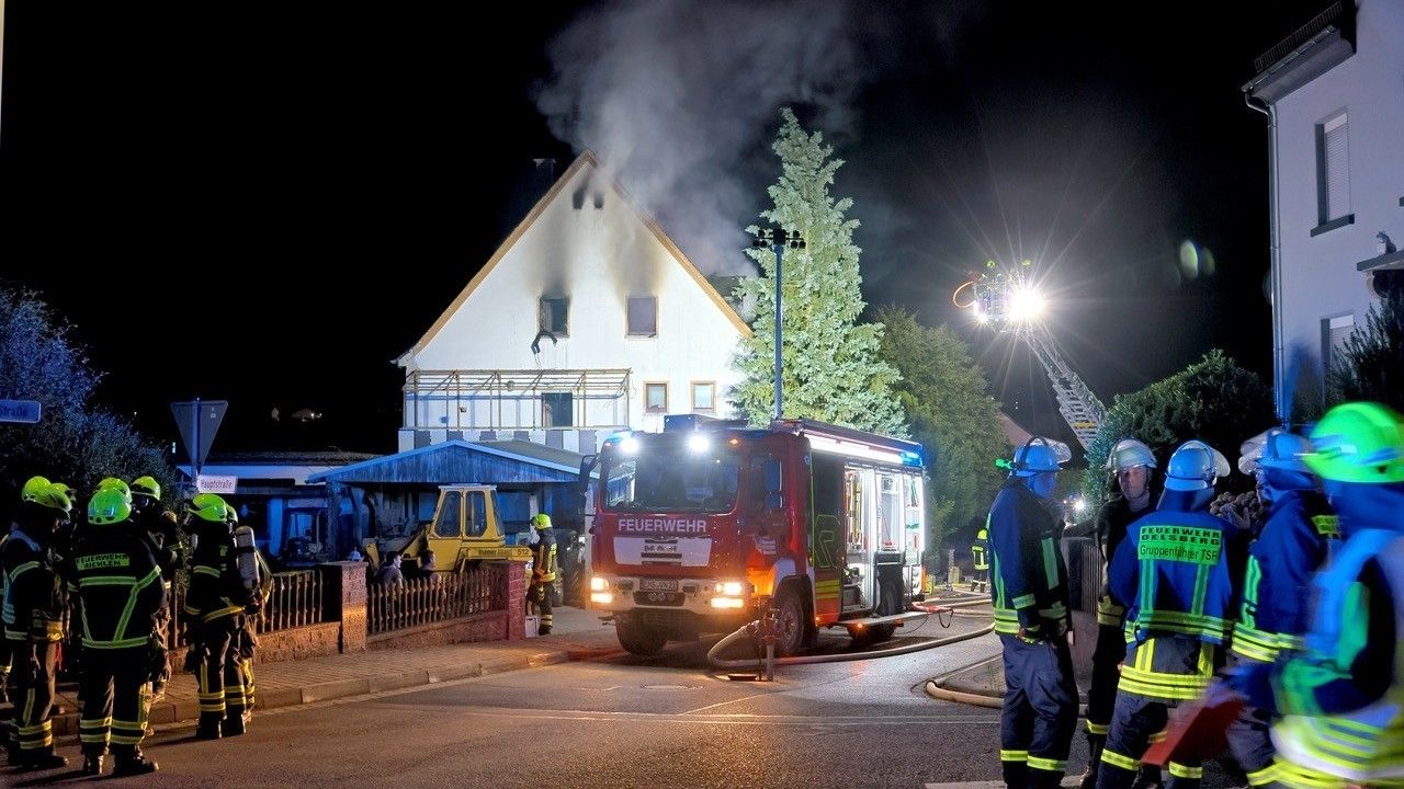 Gebäudebrand in Oelsberg fordert Großaufgebot an Rettungskräften – Wohnhaus  unbewohnbar 