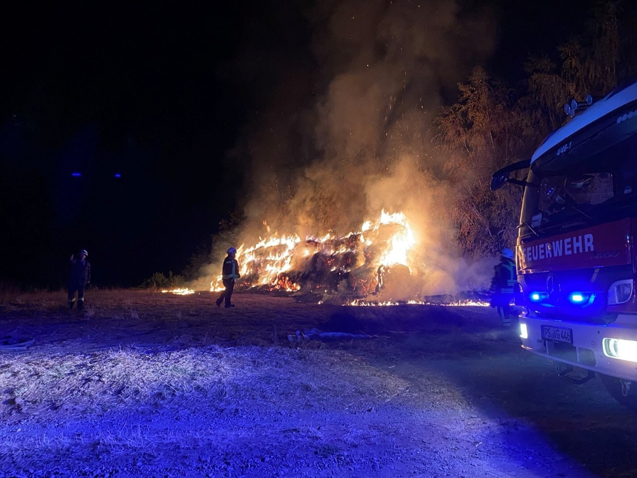 Hundert Heuballen in Flammen – Polizei sucht Zeugen Hundert Heuballen in Flammen – Polizei sucht Zeugen