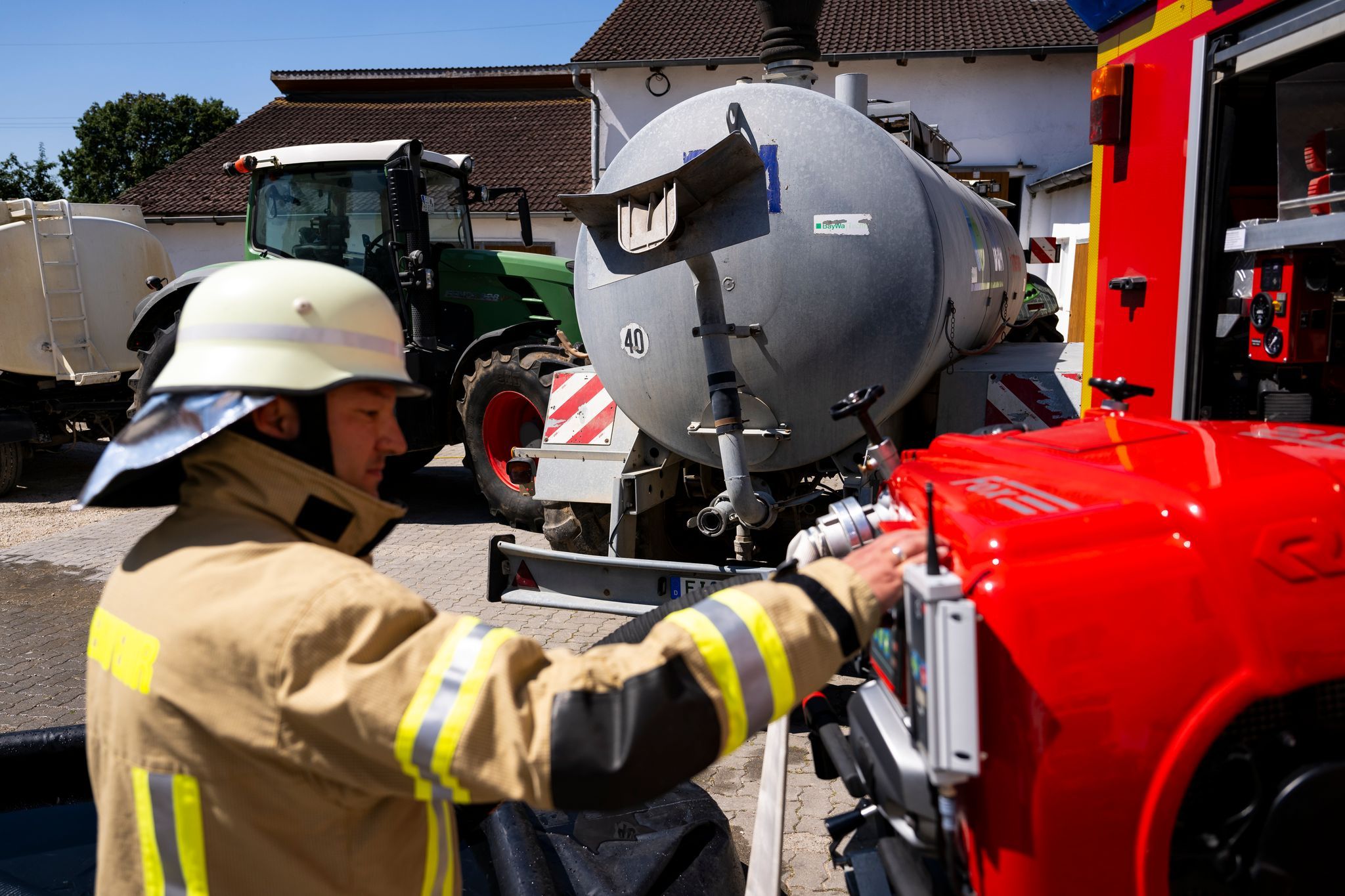 Red Farmer unterstützen die Feuerwehr