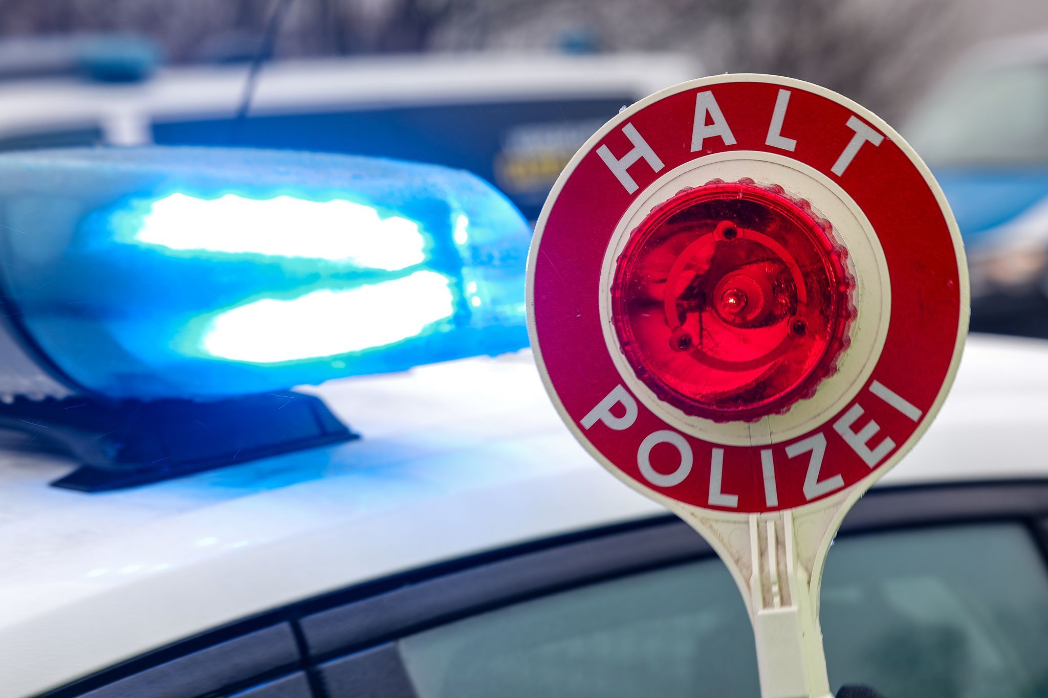Kein Platz im Auto? Junger Mann fährt auf dem Dach mit