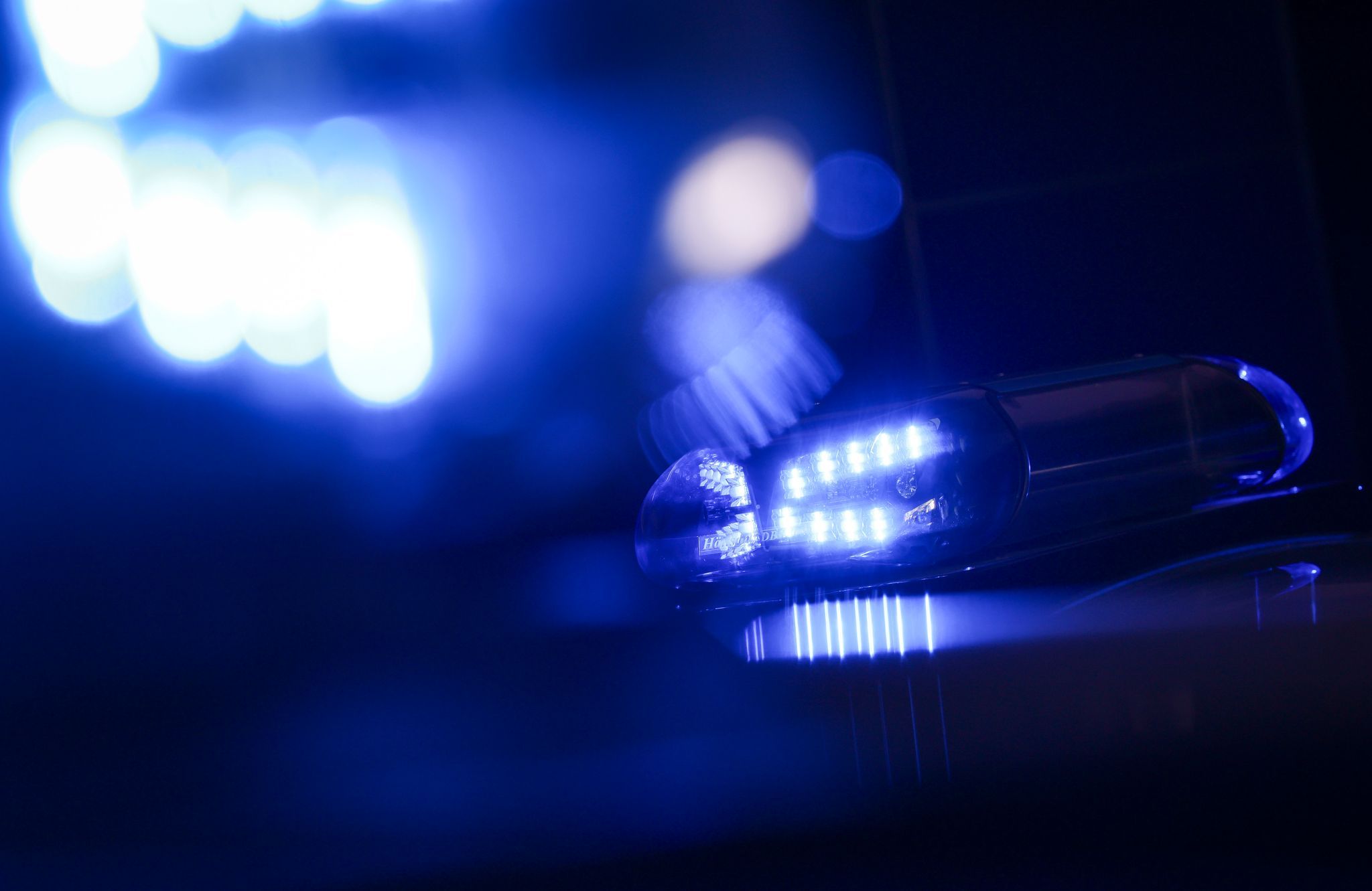 Mann verletzt Mutter und bedroht sie mit Spielzeugwaffe Mann verletzt Mutter und bedroht sie mit Spielzeugwaffe