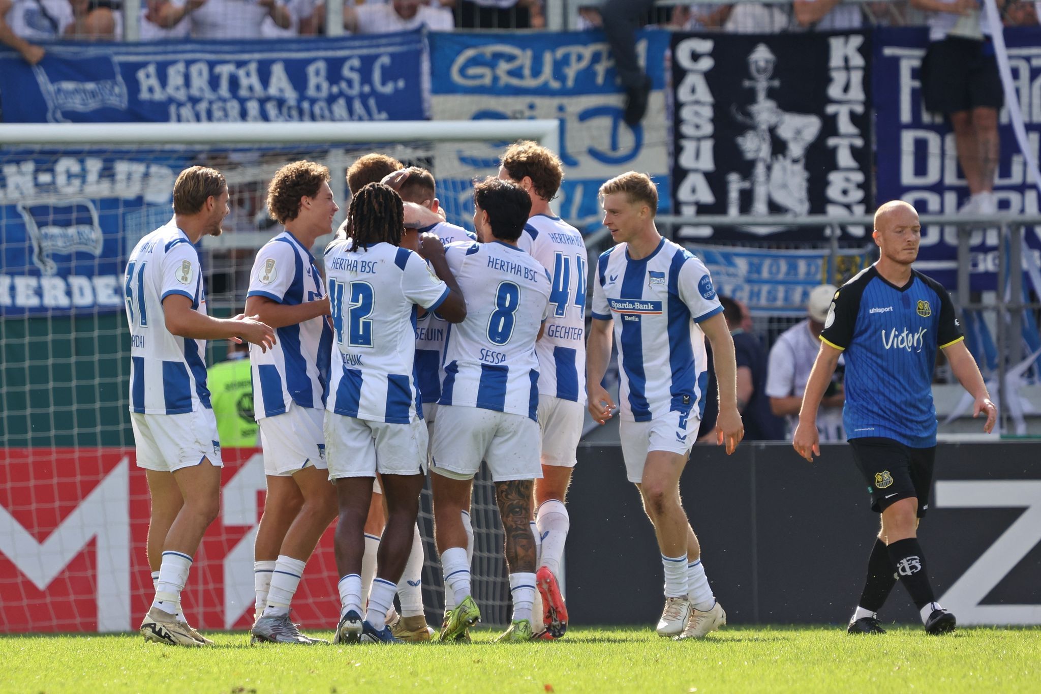 Hertha siegt im Elfmeterschießen in Saarbrücken Hertha siegt im Elfmeterschießen in Saarbrücken