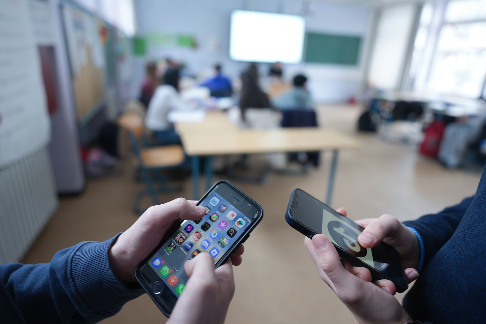 Handy aus: Strengere Regelung für Smartphones in der Schule Handy aus: Strengere Regelung für Smartphones in der Schule