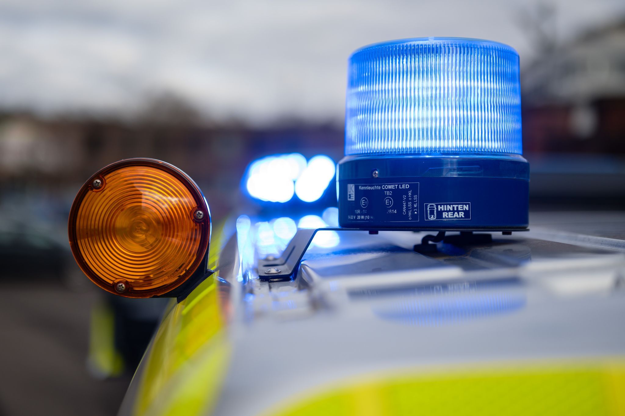 Motorrad kollidiert mit Auto – Fahrer schwer verletzt