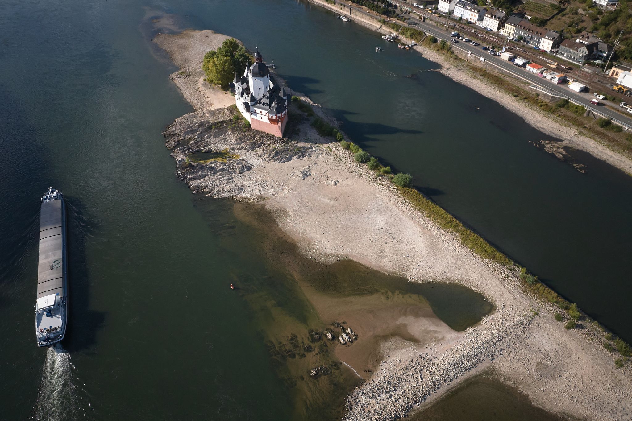 Niedrigwasser am Rhein treibt Transportkosten in die Höhe