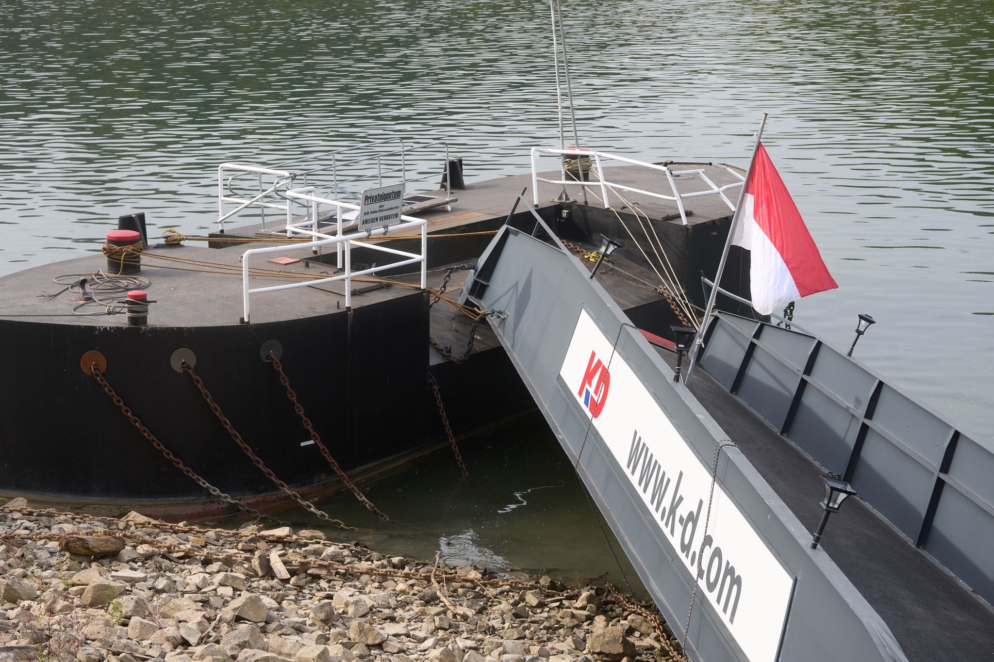 Schiff prallt gegen Anleger - Ursache weiter unklar Schiff prallt gegen Anleger - Ursache weiter unklar
