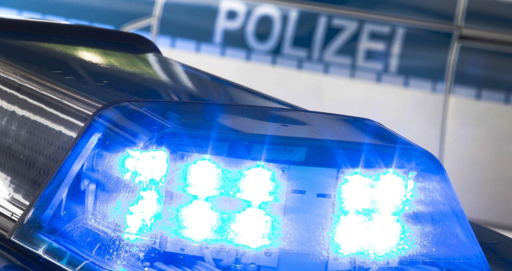 Auto überschlägt sich - Fahrerin schwer verletzt