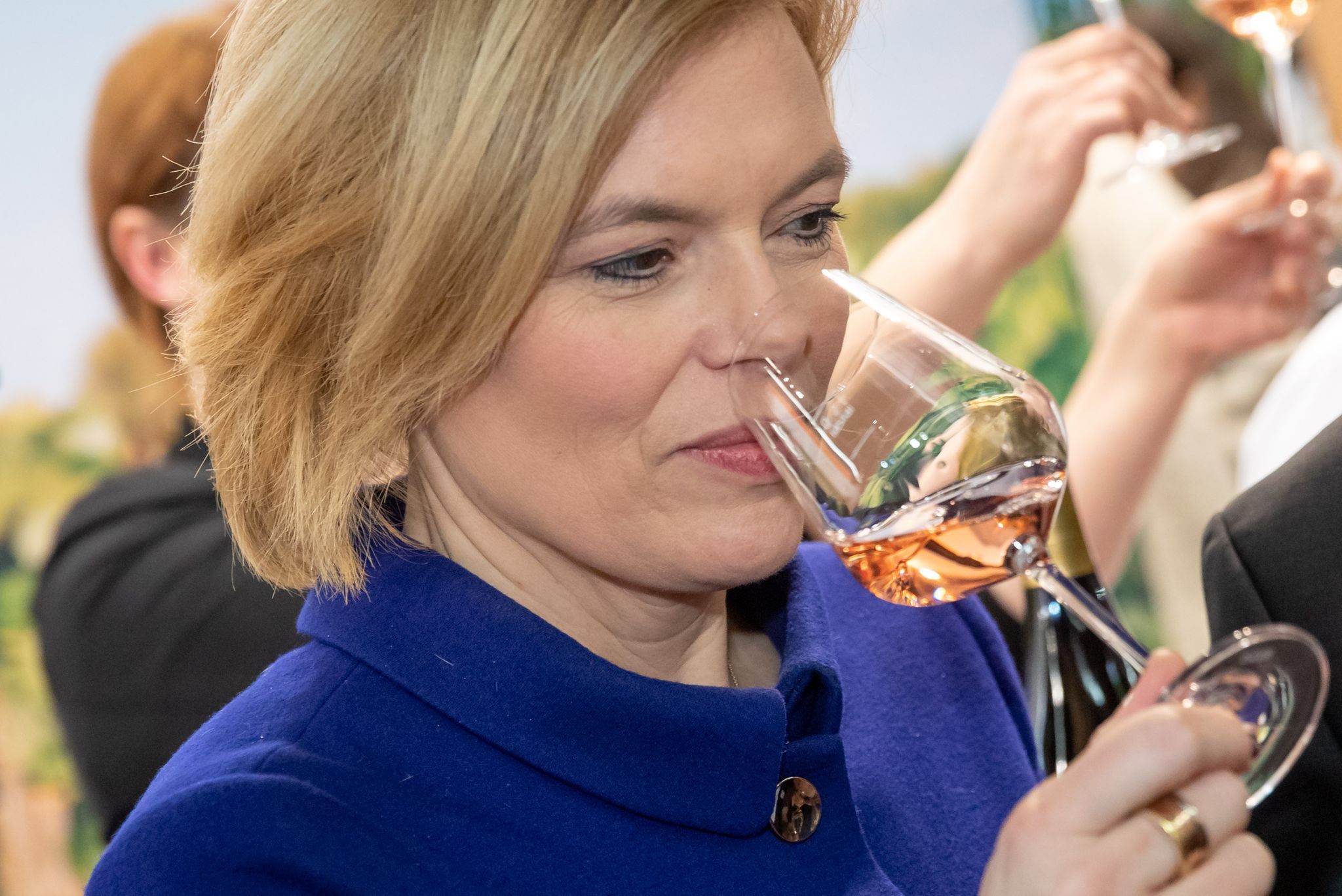 Bundestagspräsidentin skeptisch bei alkoholfreiem Wein
