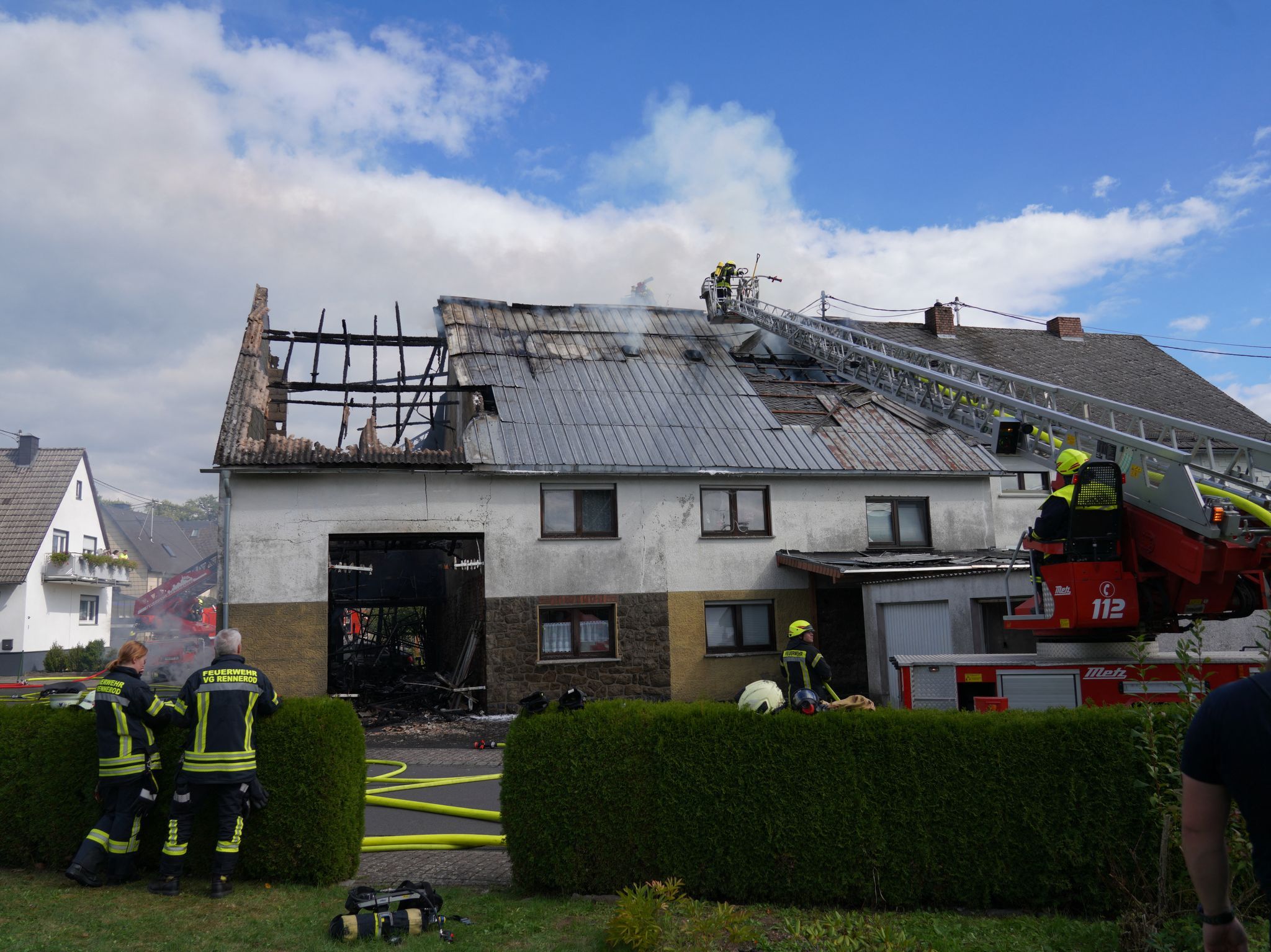Feuer im Westerwald - Bewohner retten sich aus Haus