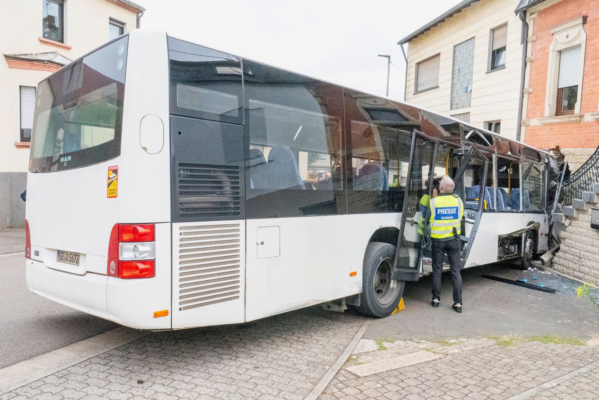 Schulbus prallt gegen Hauswand – mehrere Kinder verletzt
