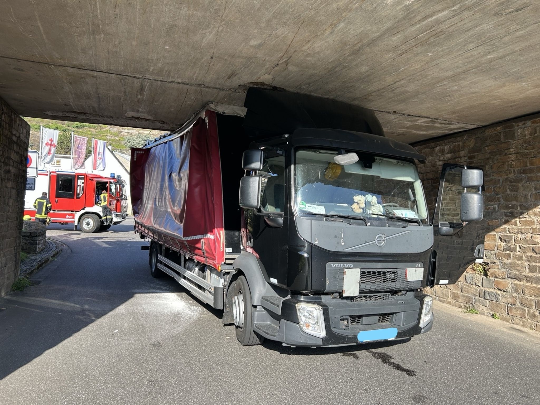 Kobern-Gondorf: Lkw bleibt in Bahn-Unterführung stecken