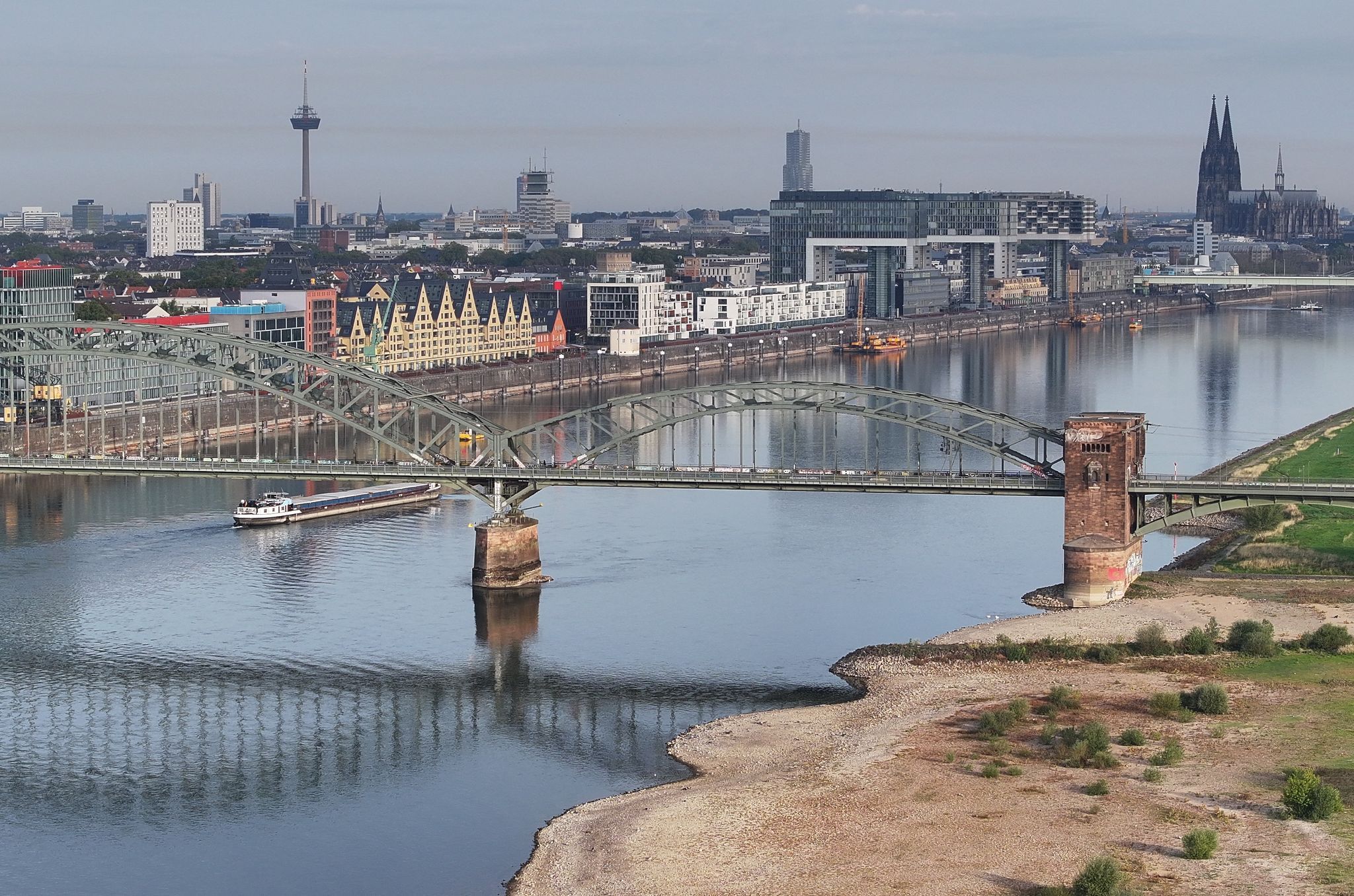 Niedrigwasser schränkt Schifffahrt auf dem Rhein stark ein