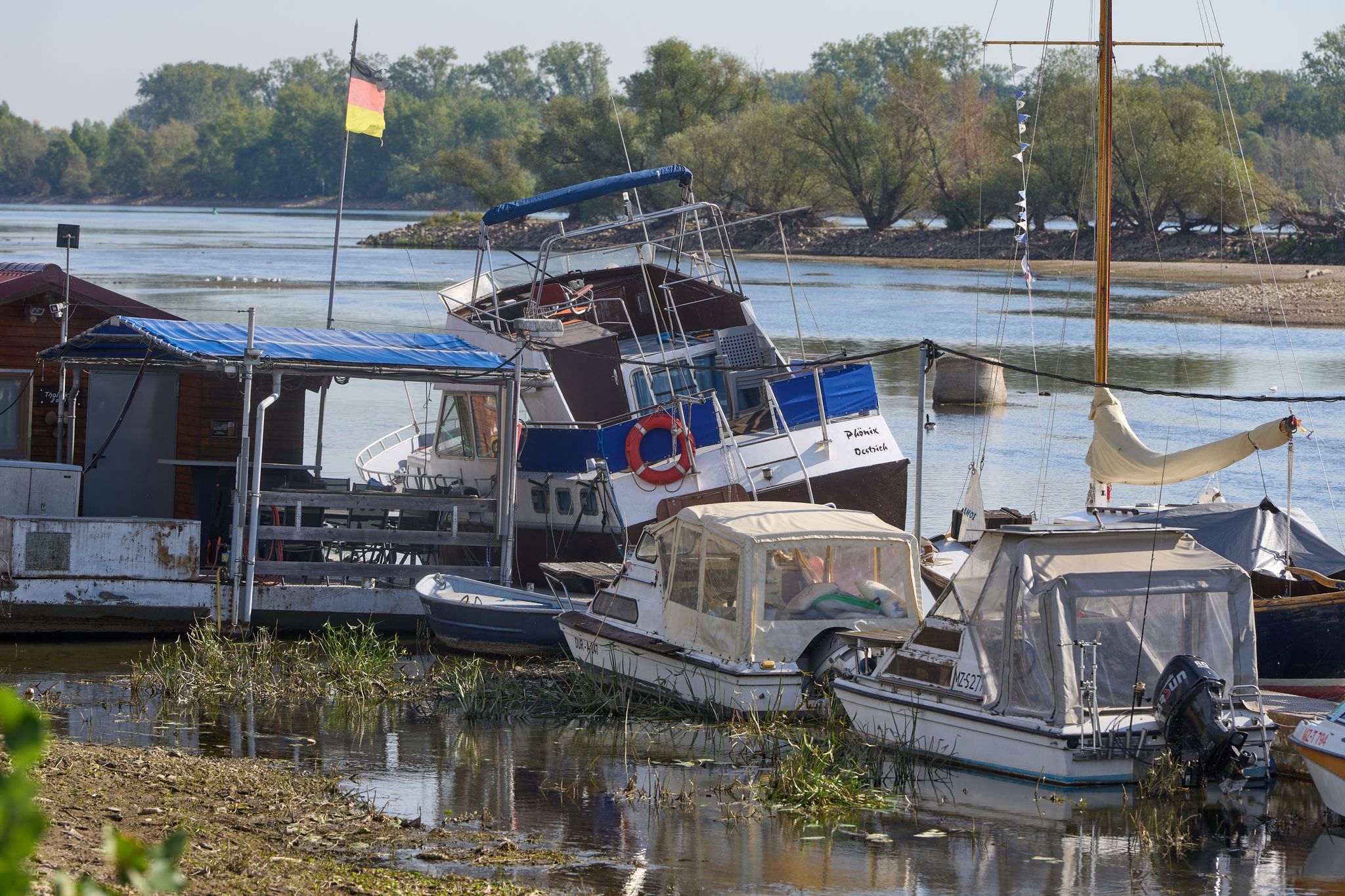 Negative Pegelwerte - Rekordniedrigwasser des Rheins