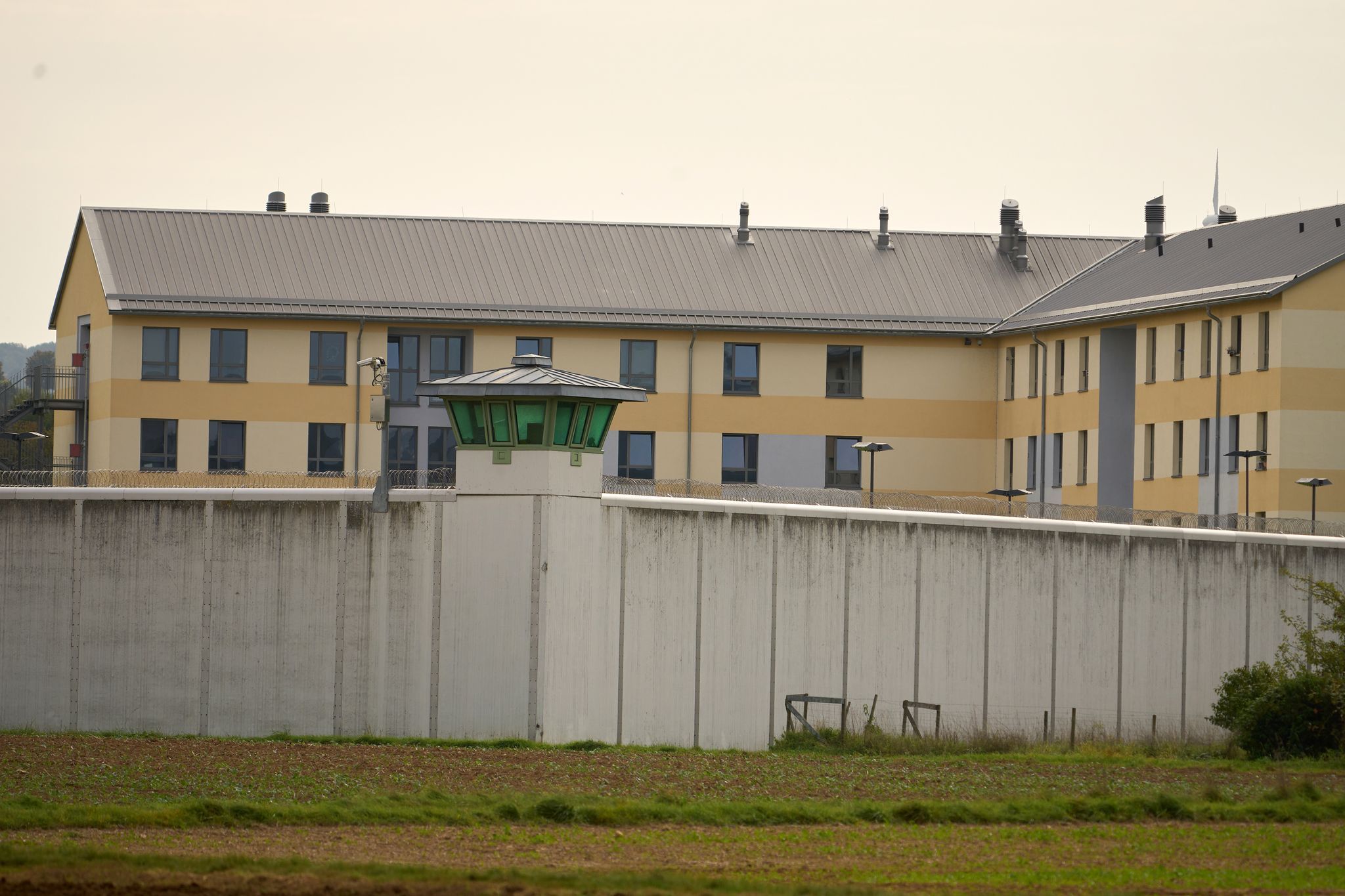 Wie Handys und Drogen ins Gefängnis gelangen
