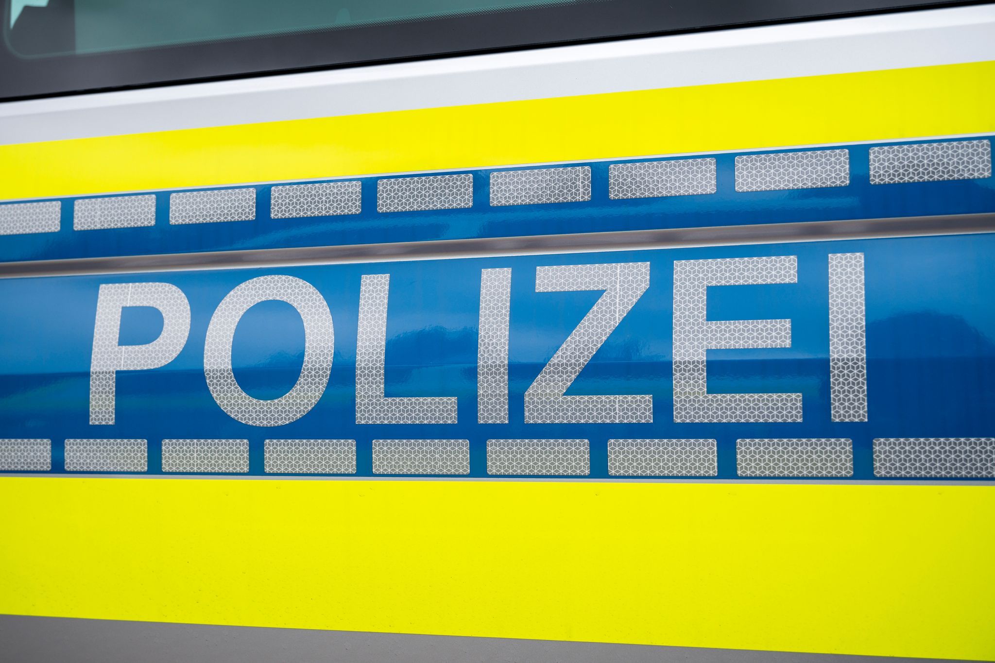 Verletzter Motorradfahrer liegt 19 Stunden im Straßengraben