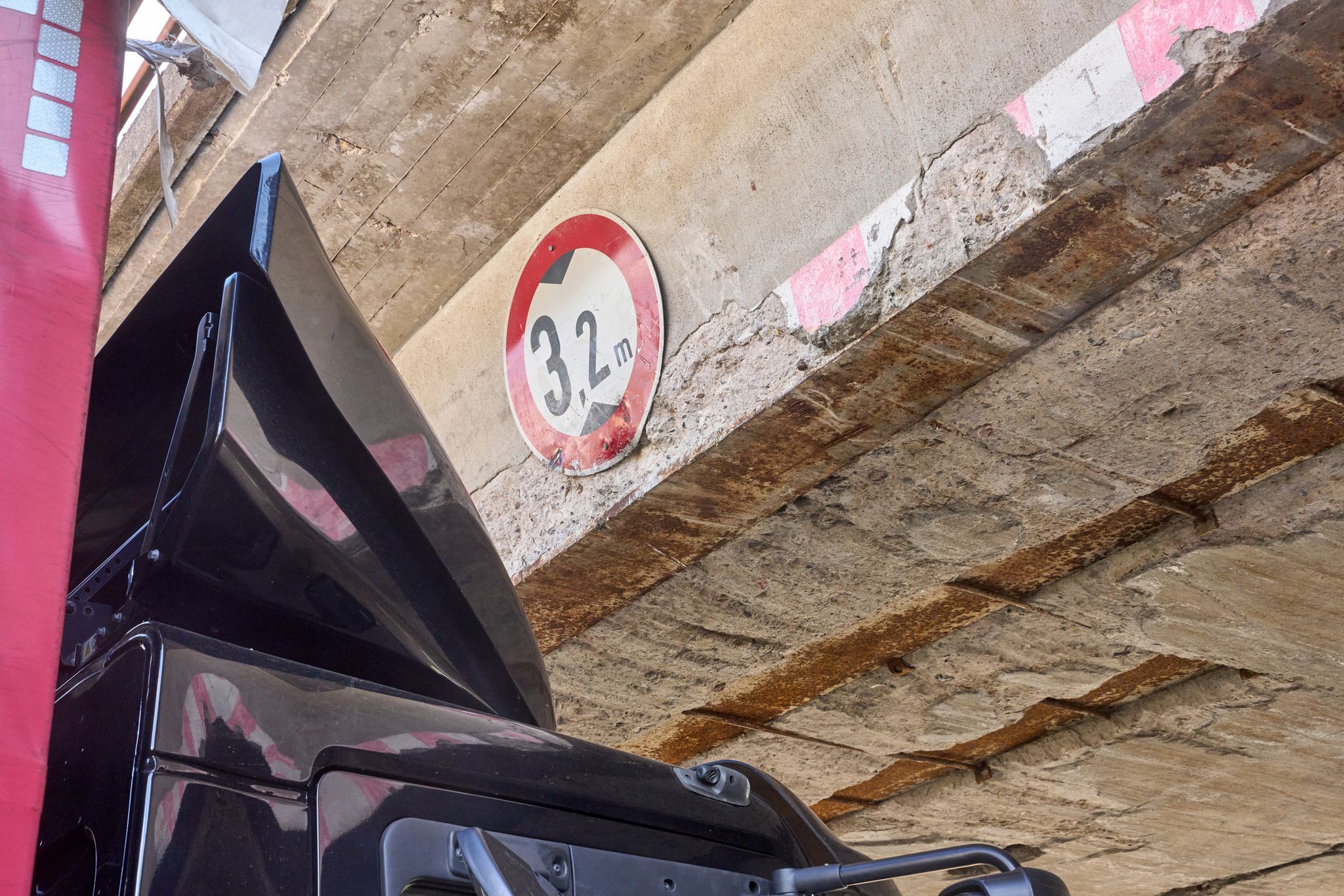 Lkw bleibt in Unterführung stecken – Verkehr rollt wieder