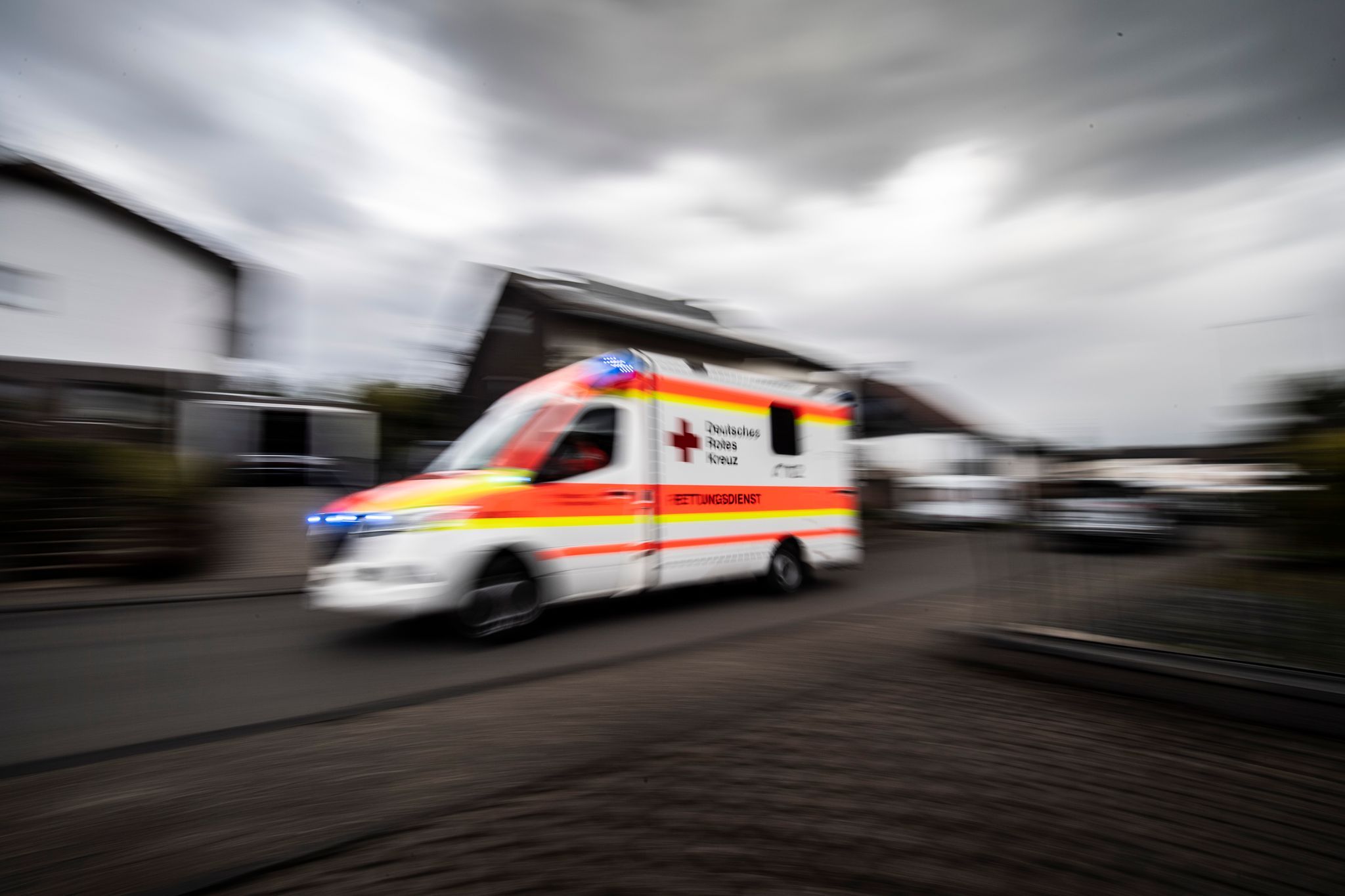 Auto überschlägt sich nach Unfall – Fahrerin schwer verletzt