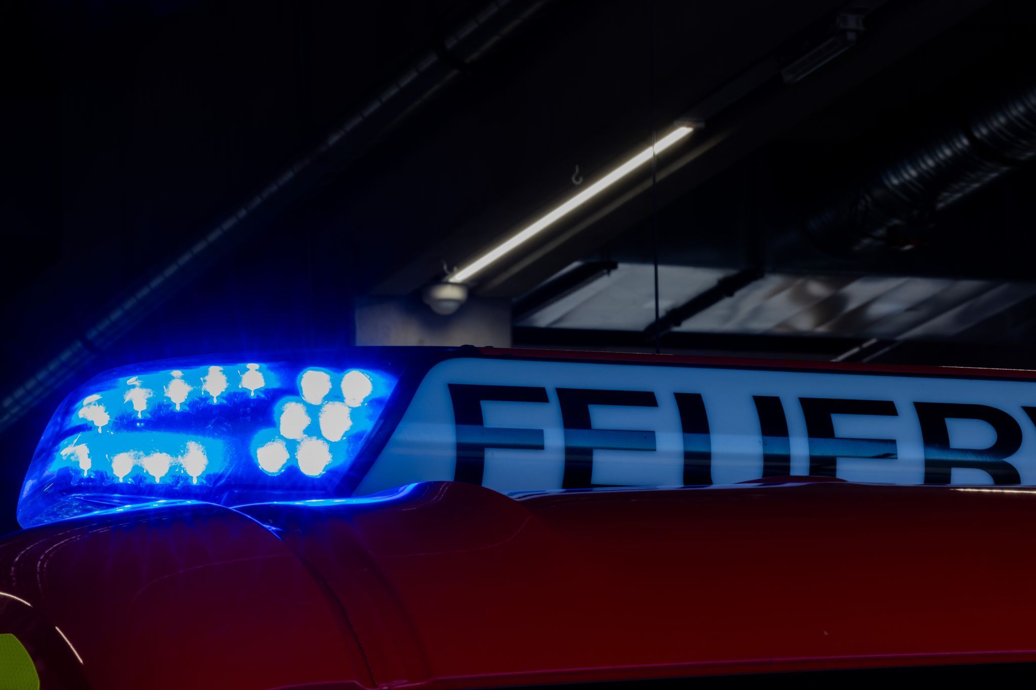 Autobahn-Mittelstreifen brennt - Zigarettenkippe Ursache?
