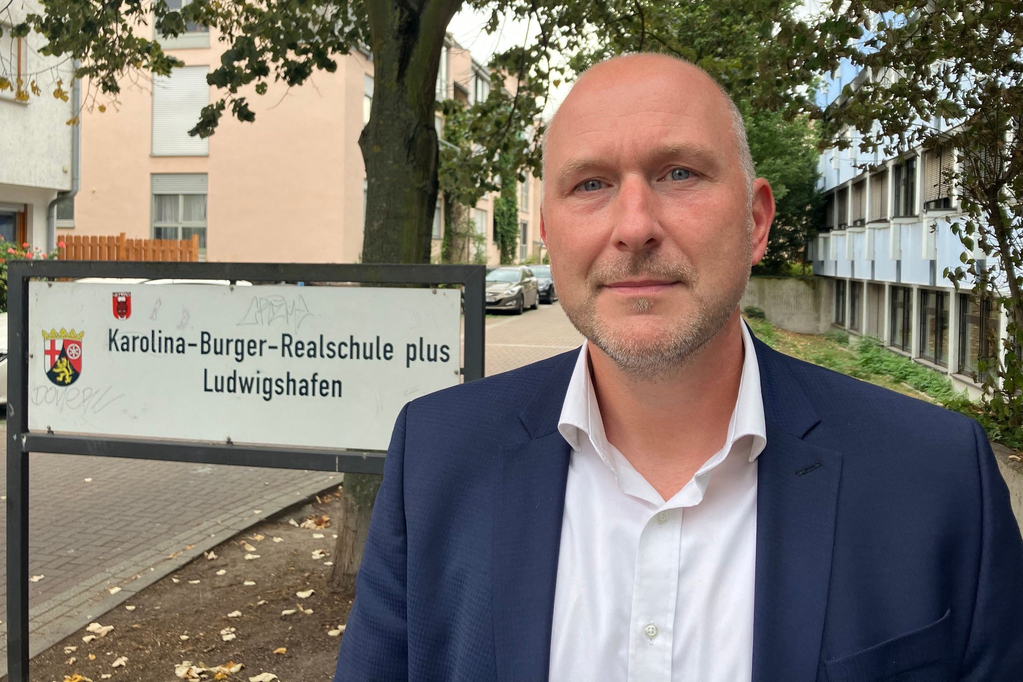 «Verstecken uns nicht» - ADD zeigt Präsenz an Krisenschule