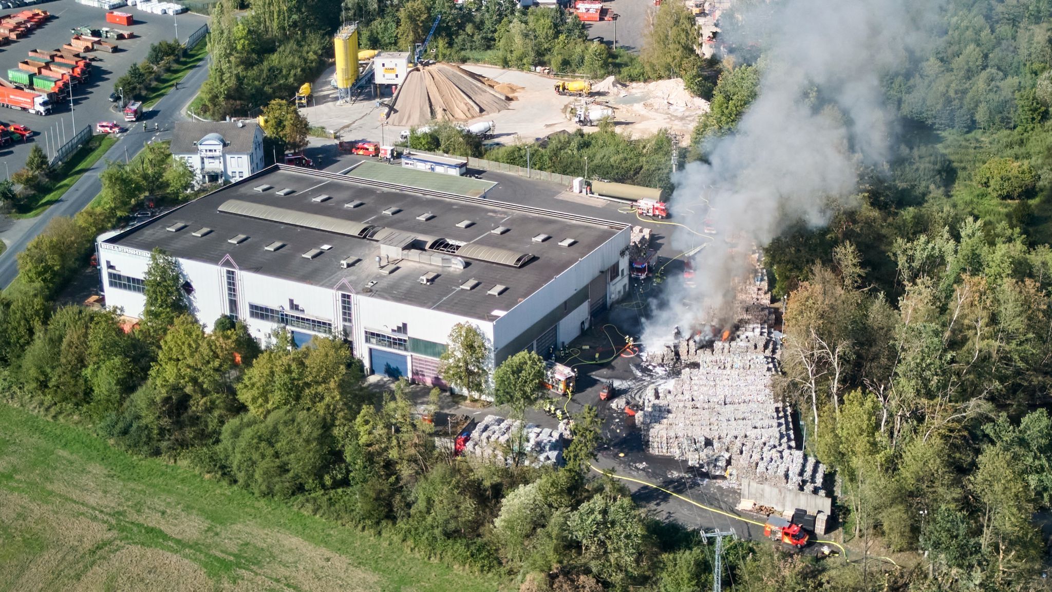 Feuer auf Mülldeponie in Boden ausgebrochen