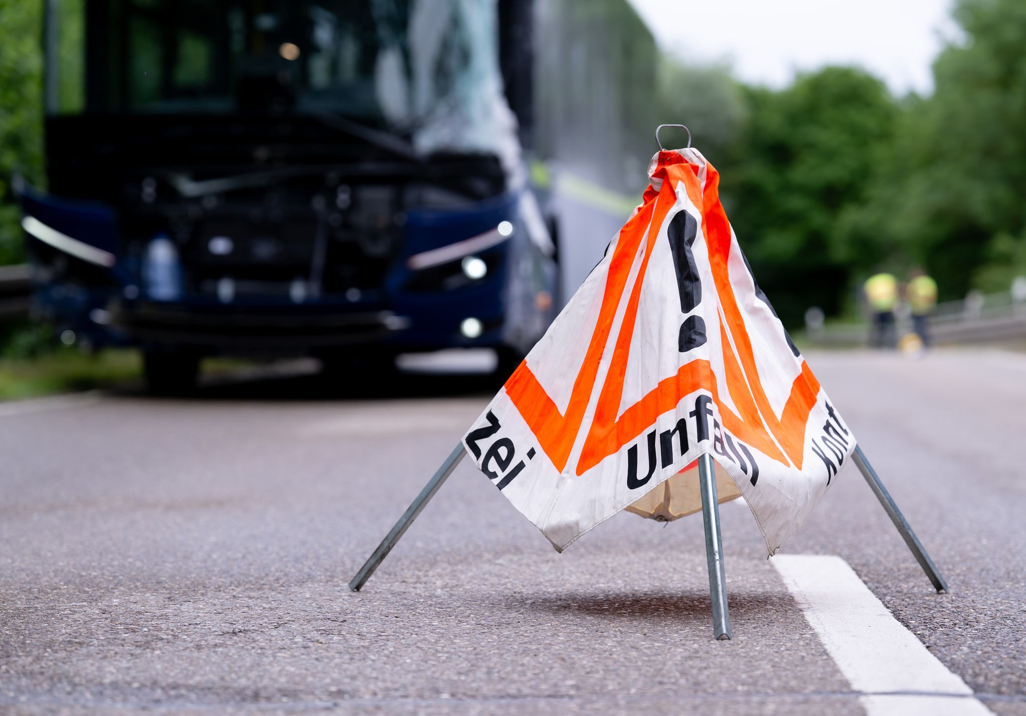 Bus prallt gegen geparktes Auto - vier Schüler verletzt