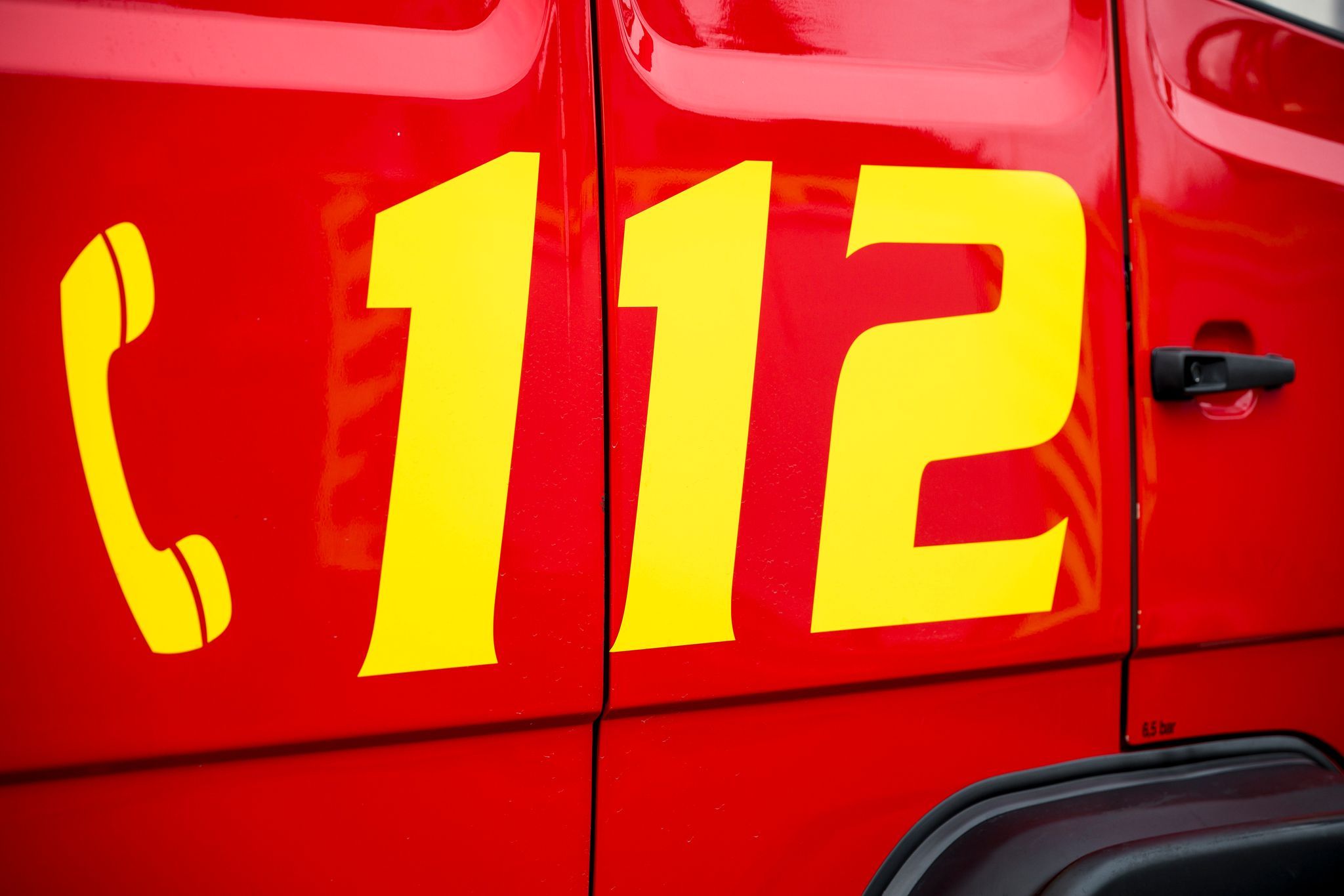 Feuerwehr löscht brennenden Linienbus