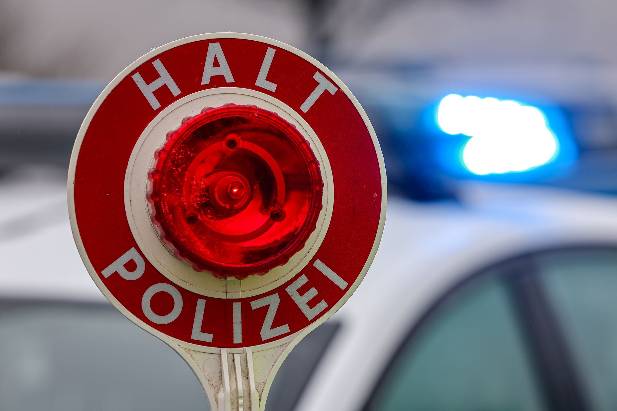 Bremsen defekt, Stoßdämpfer lose – Polizei stoppt Sattelzug