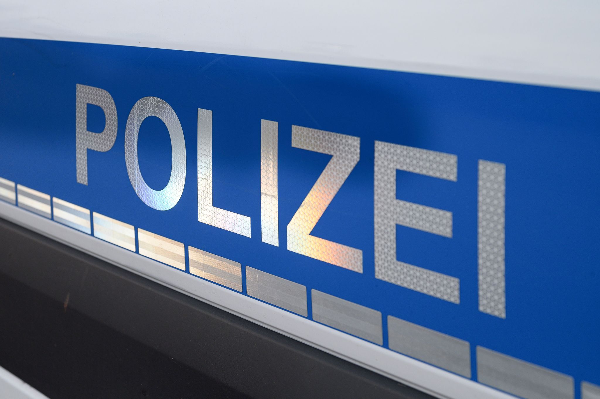 Auto prallt gegen Baum und fängt Feuer - ein Toter