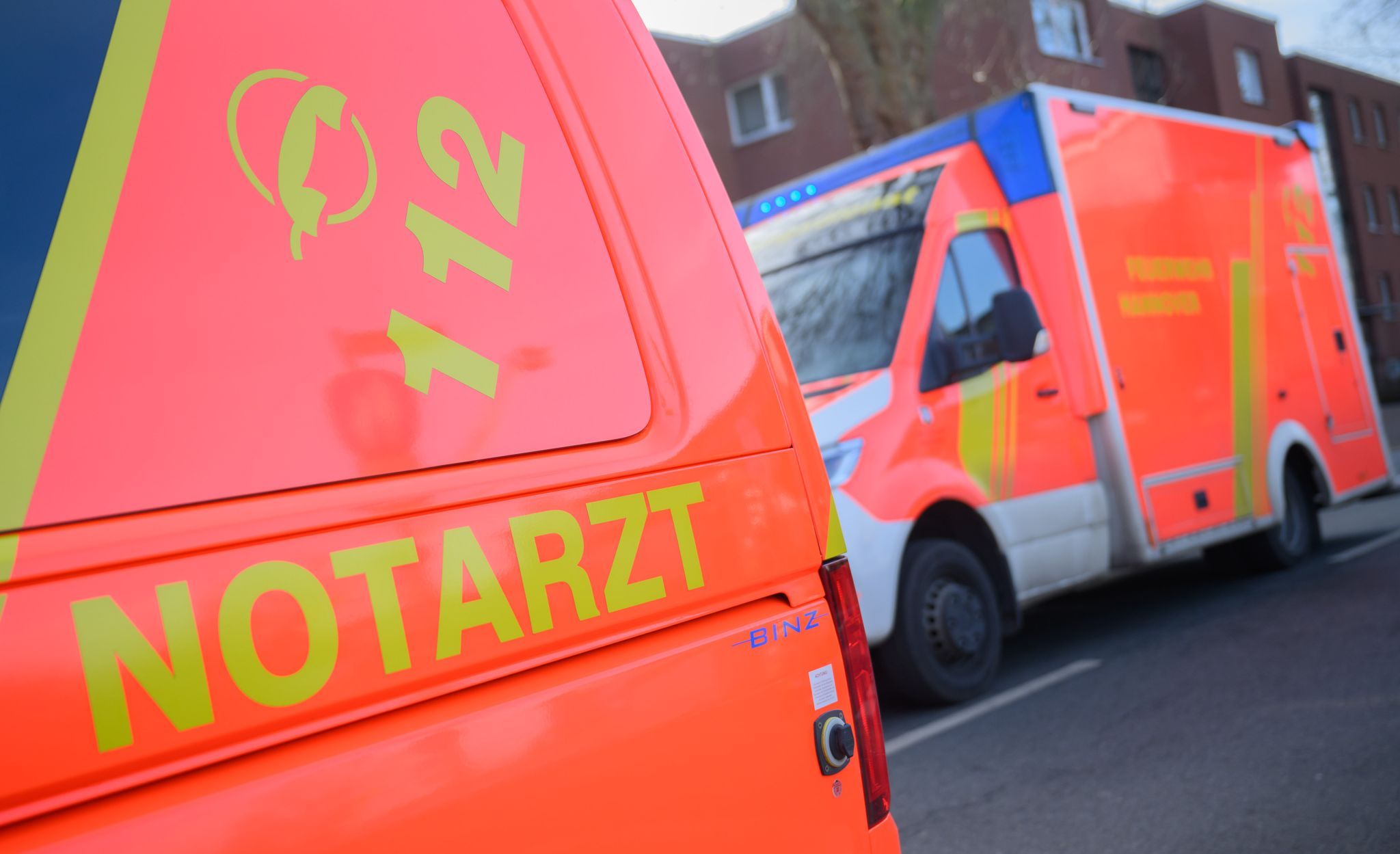 Auto und Transporter landen im Graben - fünf Schwerverletzte
