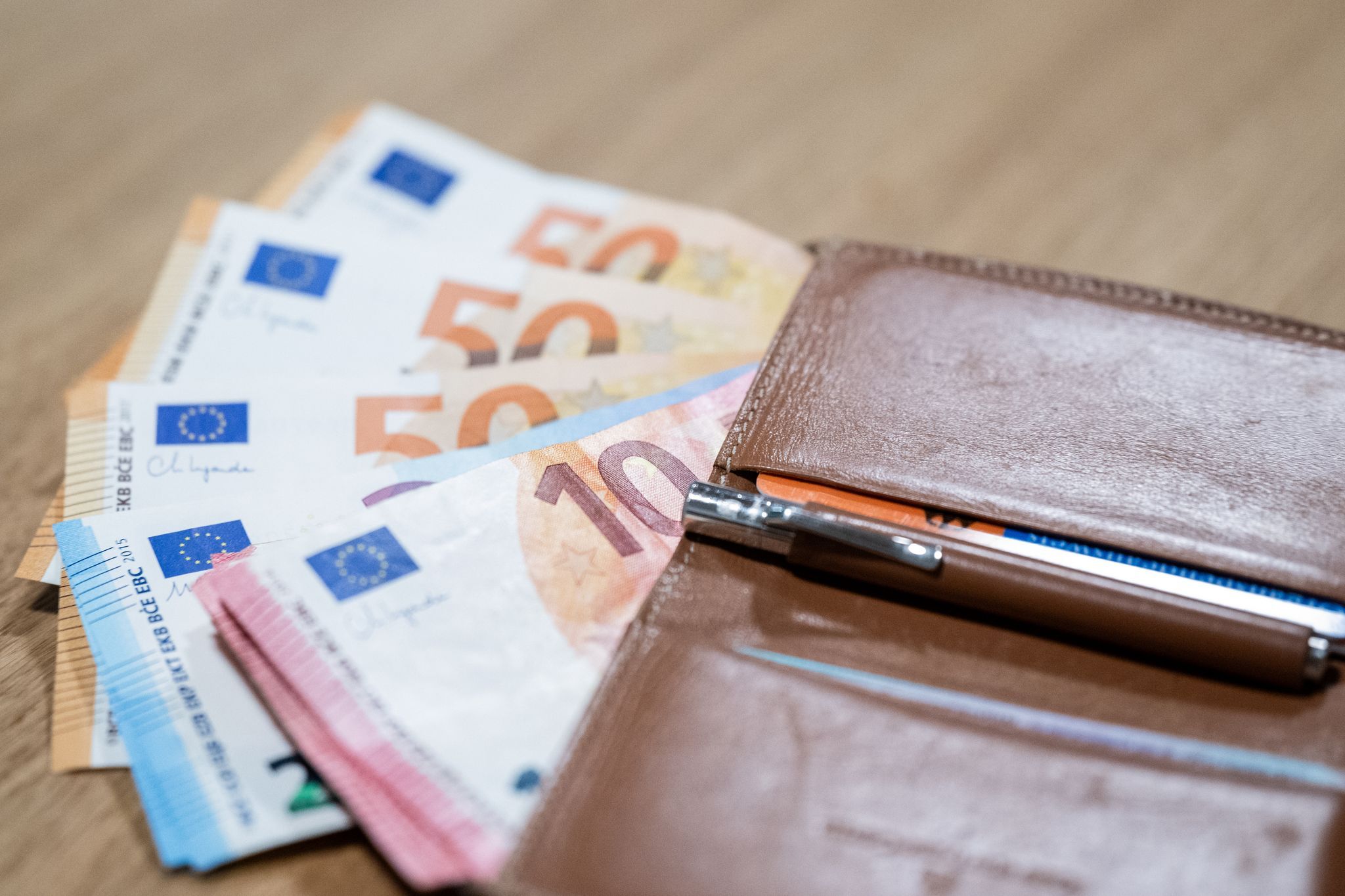 Finderin gibt Brieftasche mit vierstelligem Betrag ab Finderin gibt Brieftasche mit vierstelligem Betrag ab