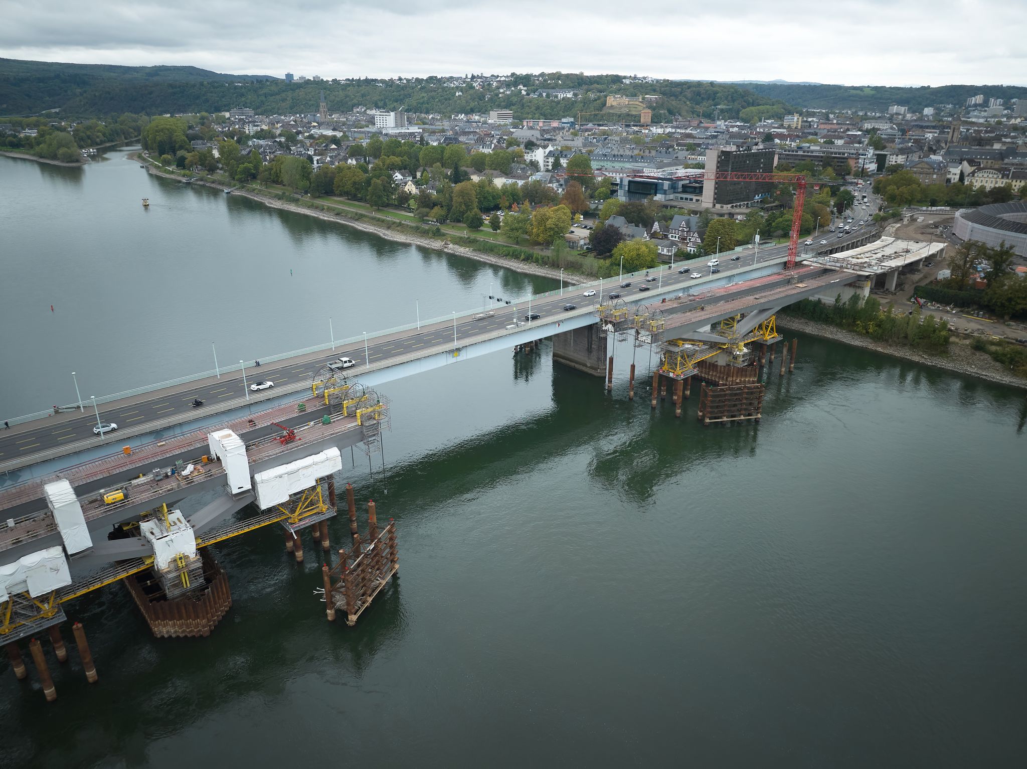 Niedrigwasser bremst Bau der Pfaffendorfer Brücke