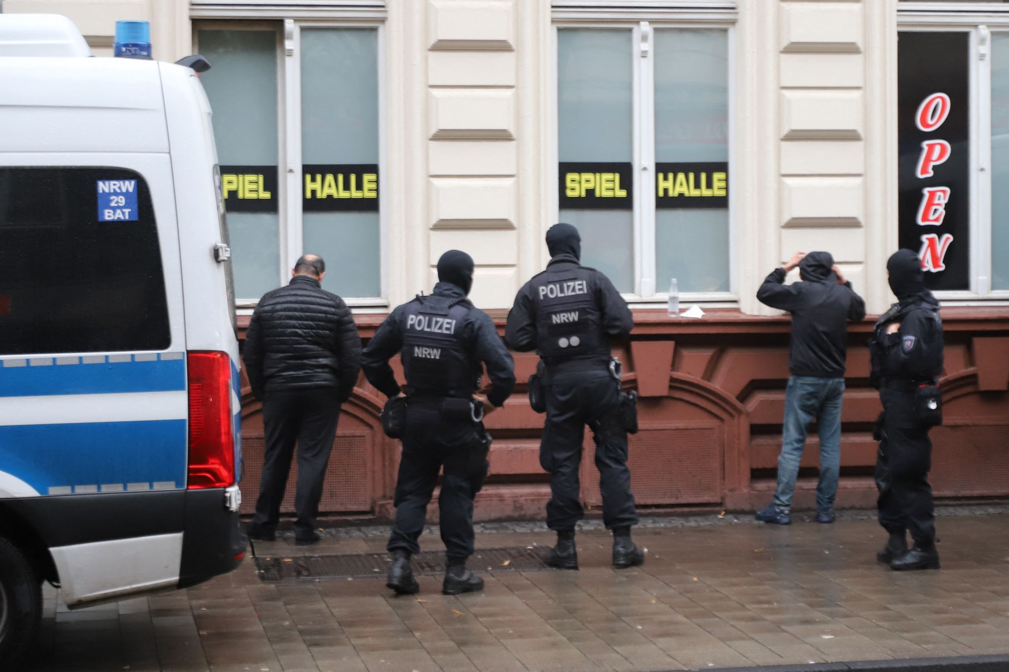 Razzia gegen organisierten Handel mit Waffen und Drogen