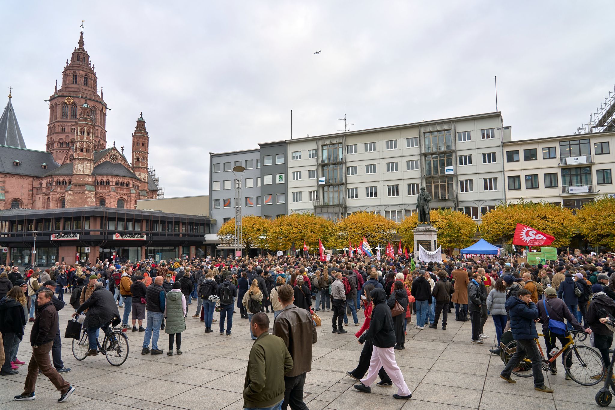 Kürzungen und Kosten - 1.200 Menschen demonstrieren in Mainz