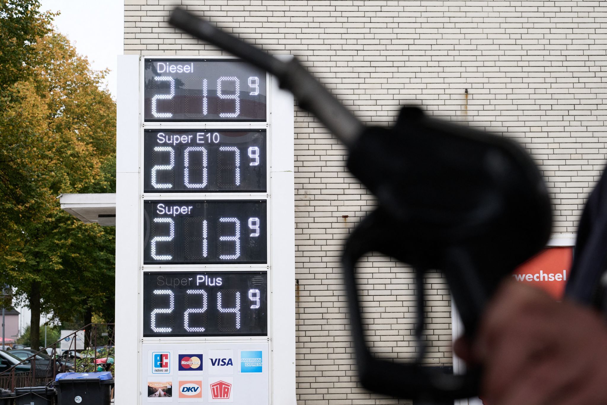 Halten sich Tankstellen an Preisregel? - ADD kontrolliert Halten sich Tankstellen an Preisregel? - ADD kontrolliert