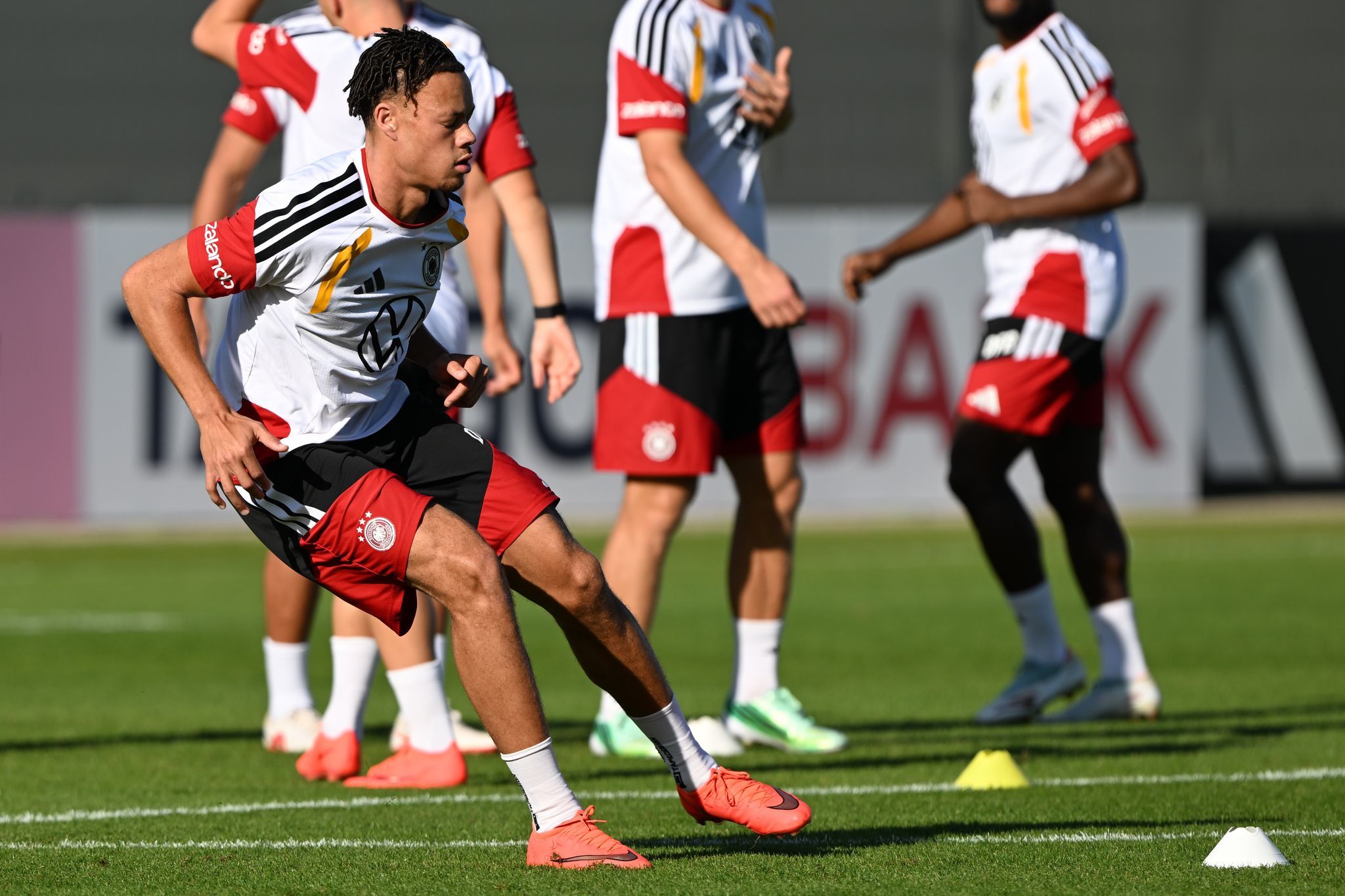 Gnabry führt DFB-Elf mit Neulingen Scherhant und Urbig an