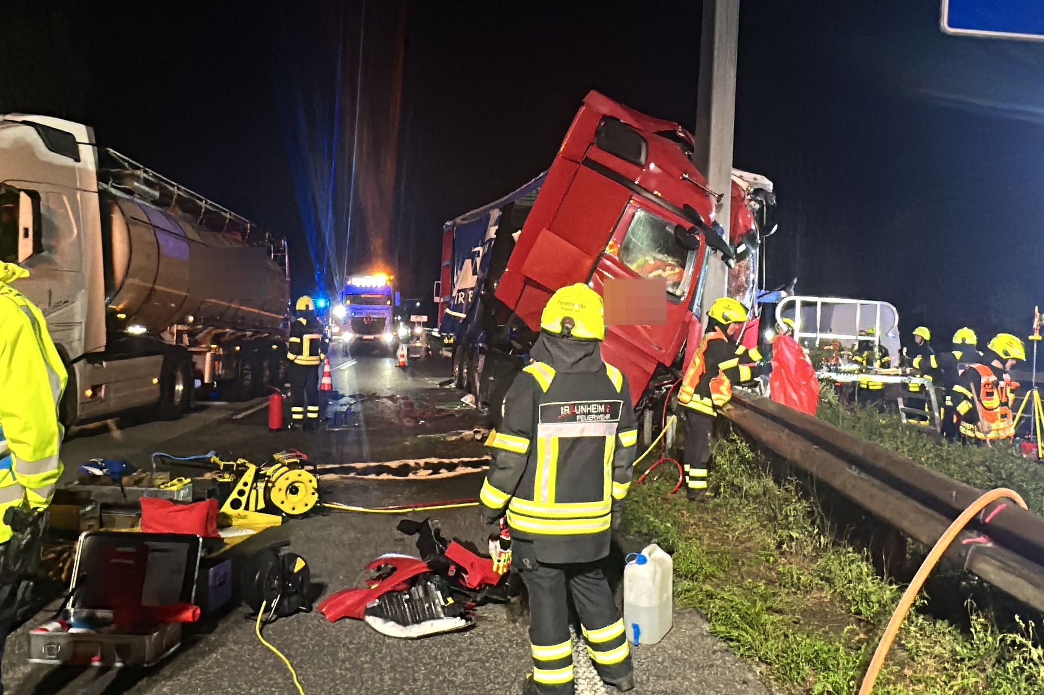 Sattelzug durchbricht Leitplanke – Fahrer tot