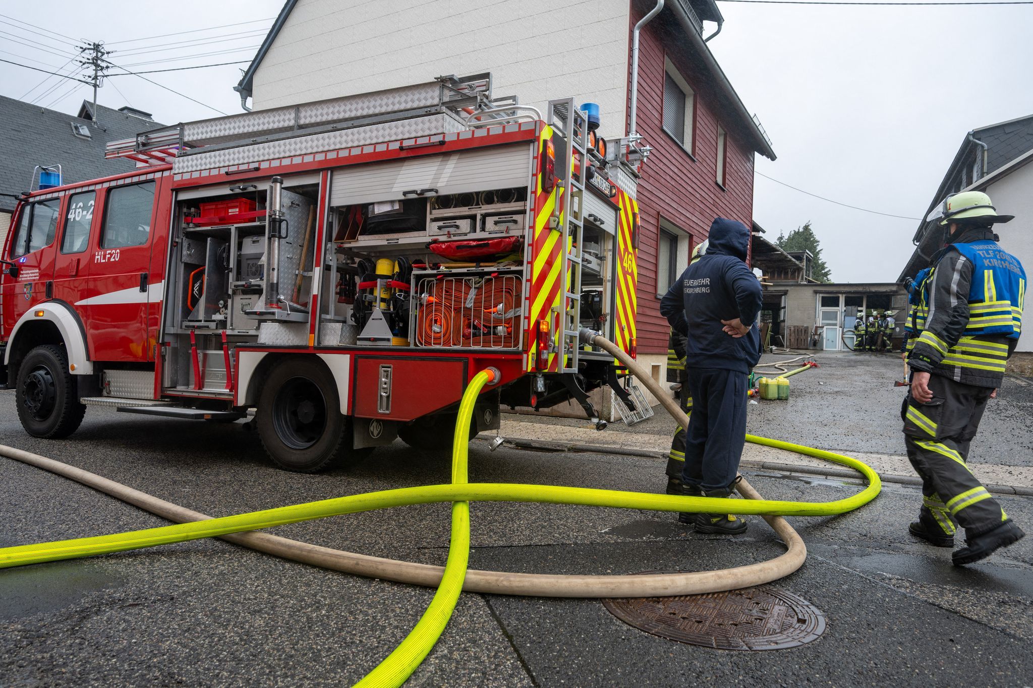 Brand in Schreinerei: Ein Mensch verletzt