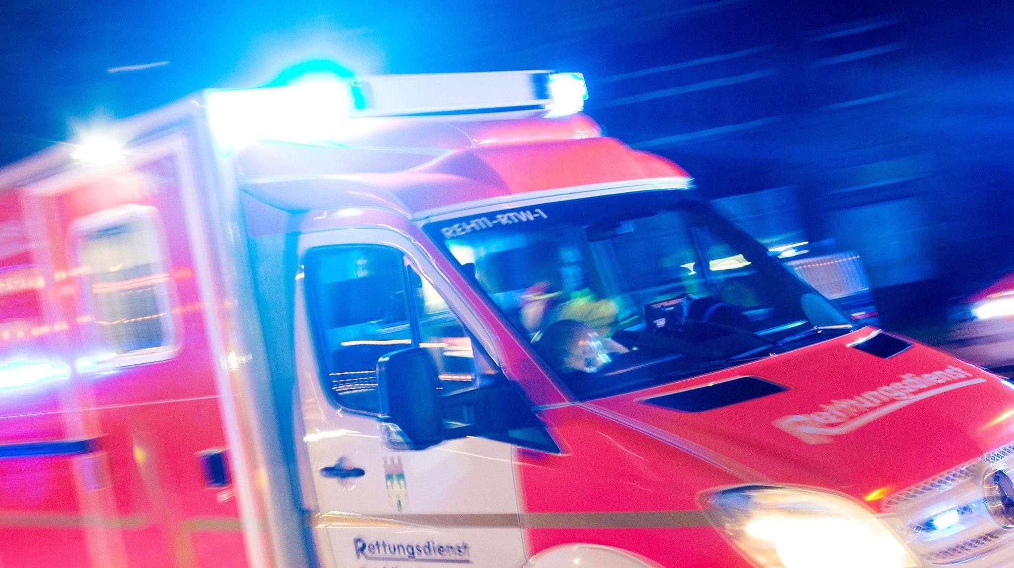 Handy fällt von Anhänger - großer Rettungseinsatz