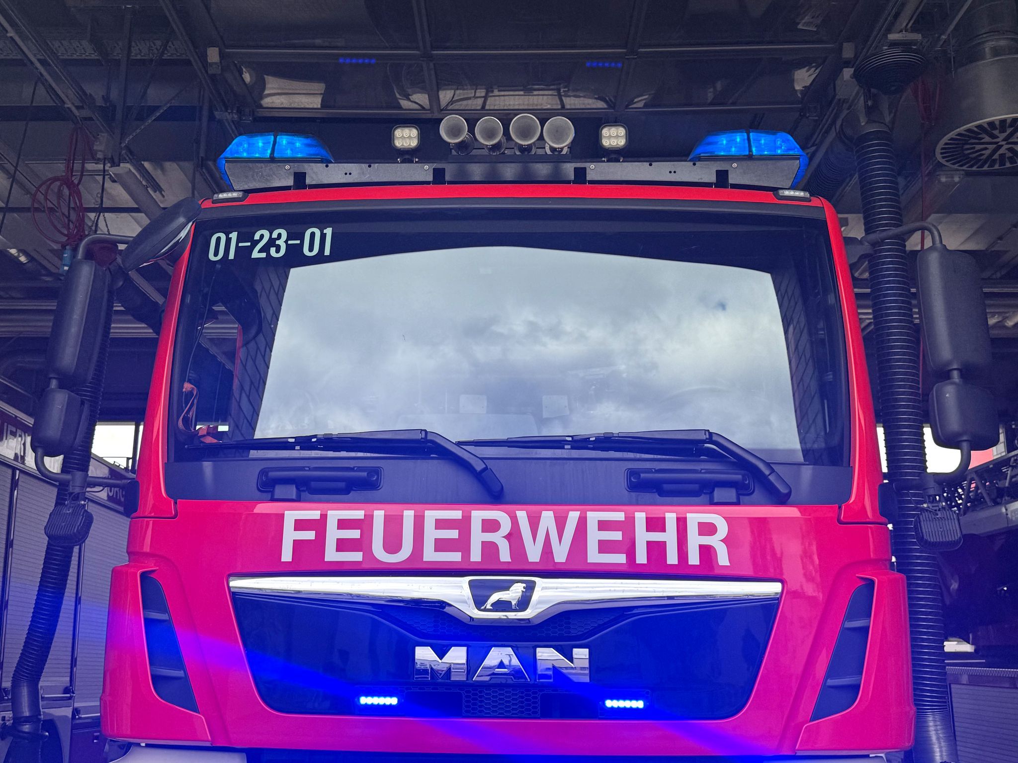 Feuerwehr rettet Kind von Stauwehr