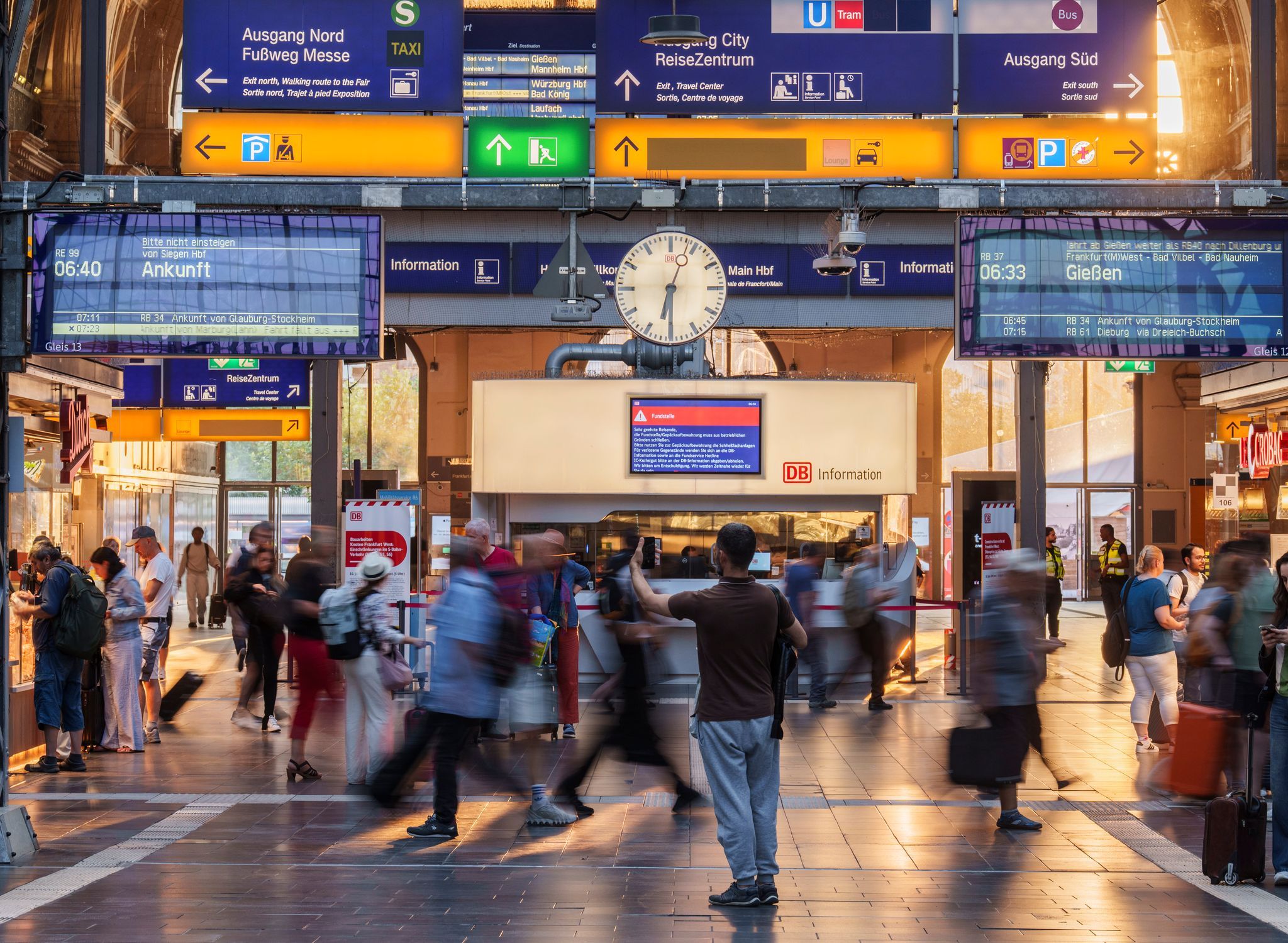 Fehlalarm an Bahnhöfen fordert zu Evakuierung auf Fehlalarm an Bahnhöfen fordert zu Evakuierung auf