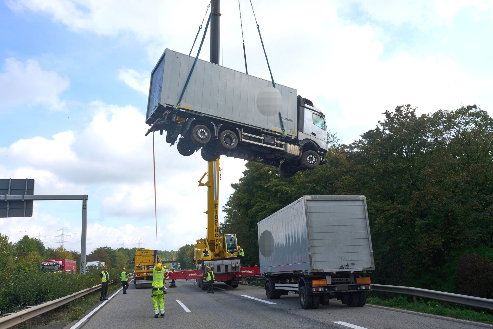 Nach Unfall - Lkw aus Waldstück neben Autobahn geborgen