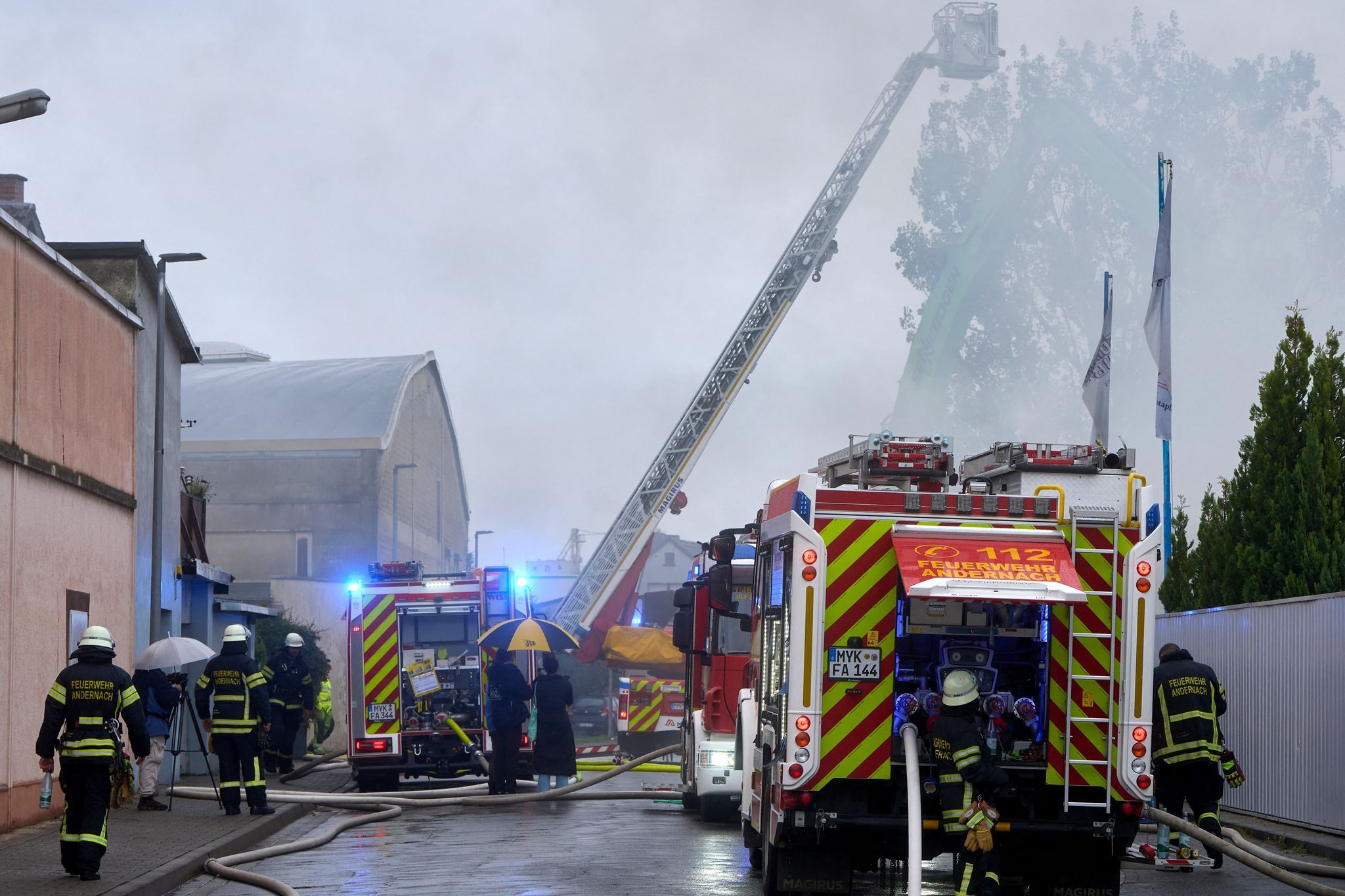 Mehr als hunderttausend Euro Schaden bei Lagerhallen-Brand