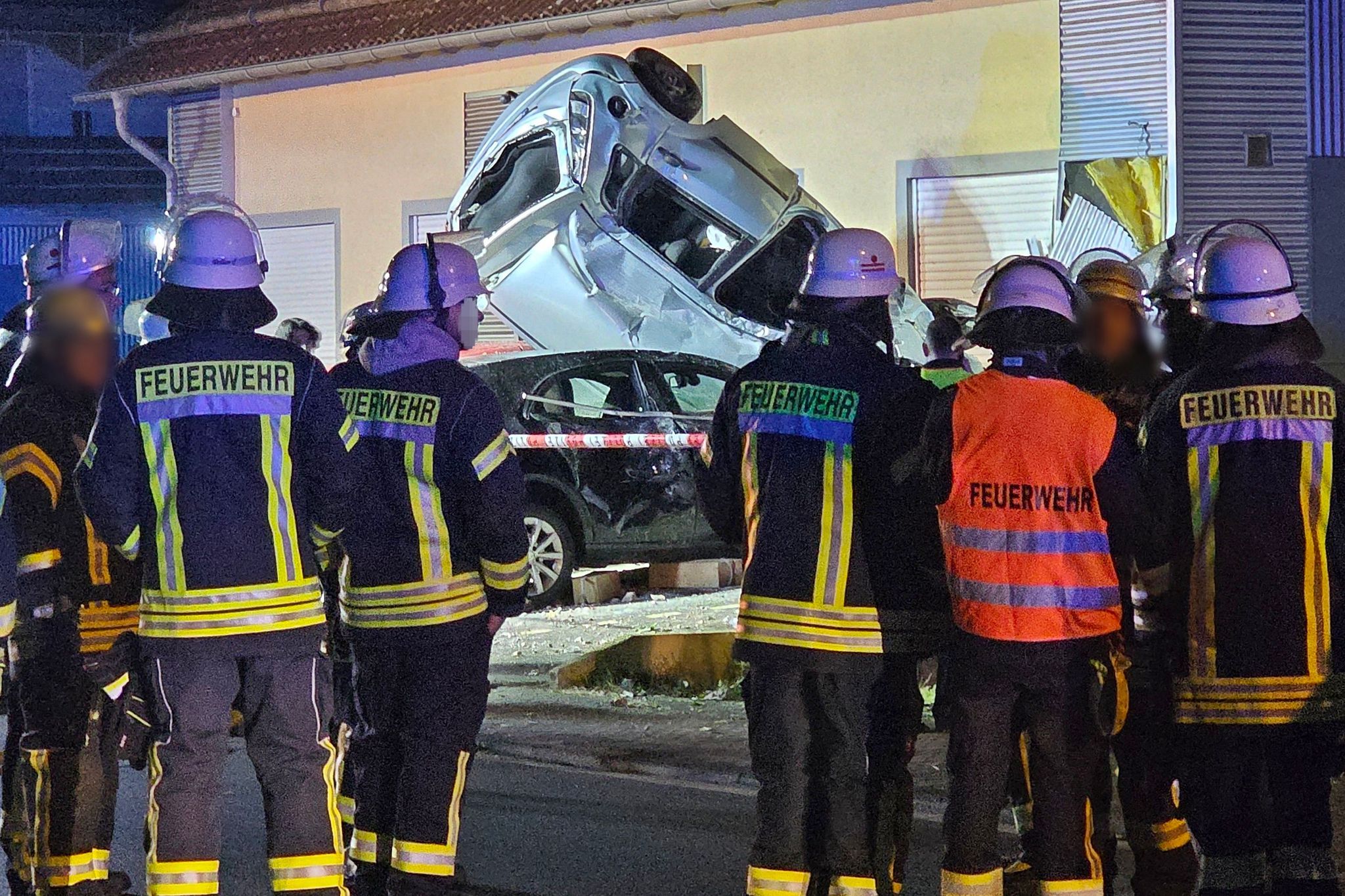 Auto prallt gegen Haus - Zwei Schwerverletzte Auto prallt gegen Haus - Zwei Schwerverletzte