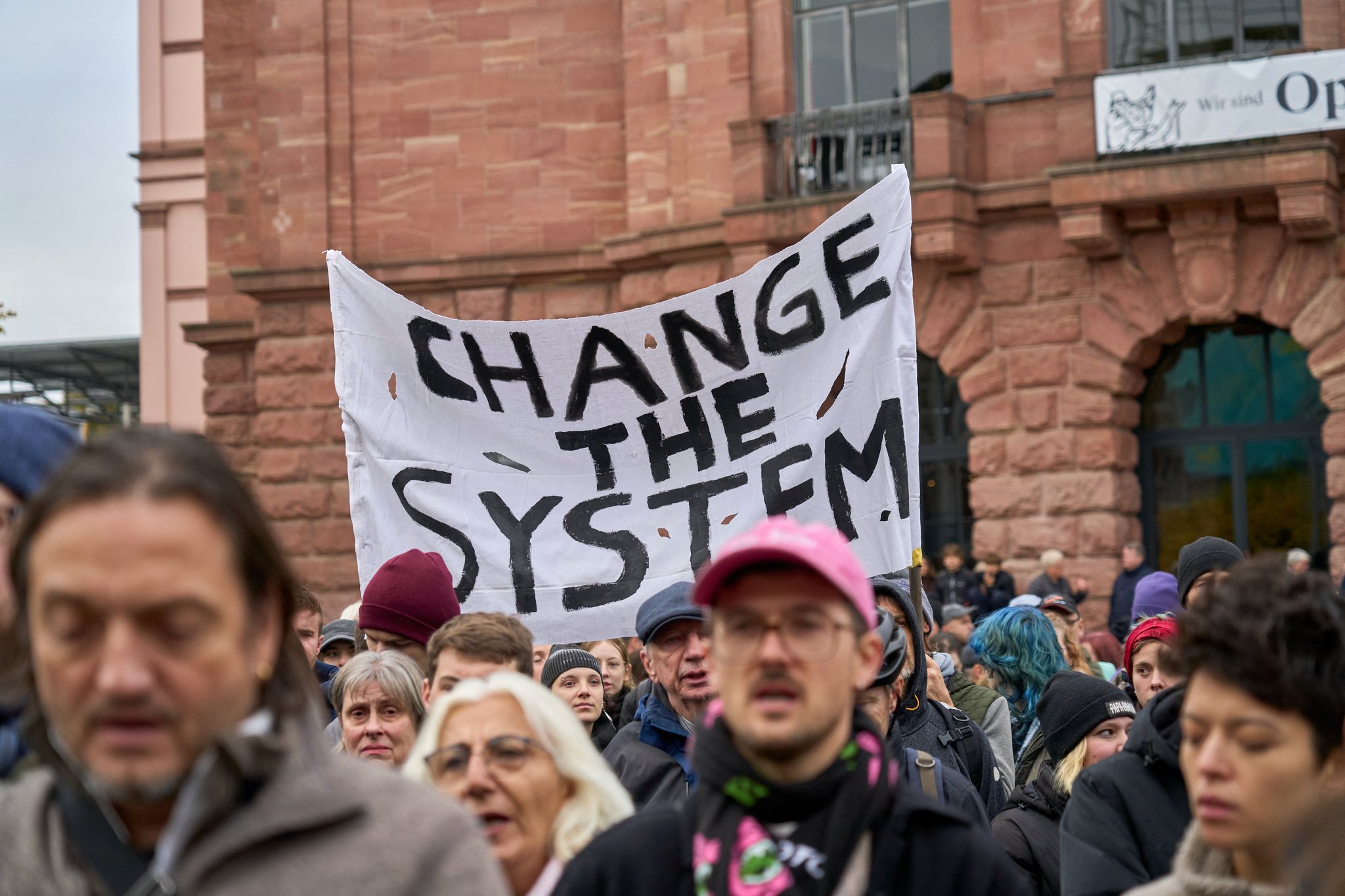 Mehr als 1.000 Menschen demonstrieren friedlich in Mainz