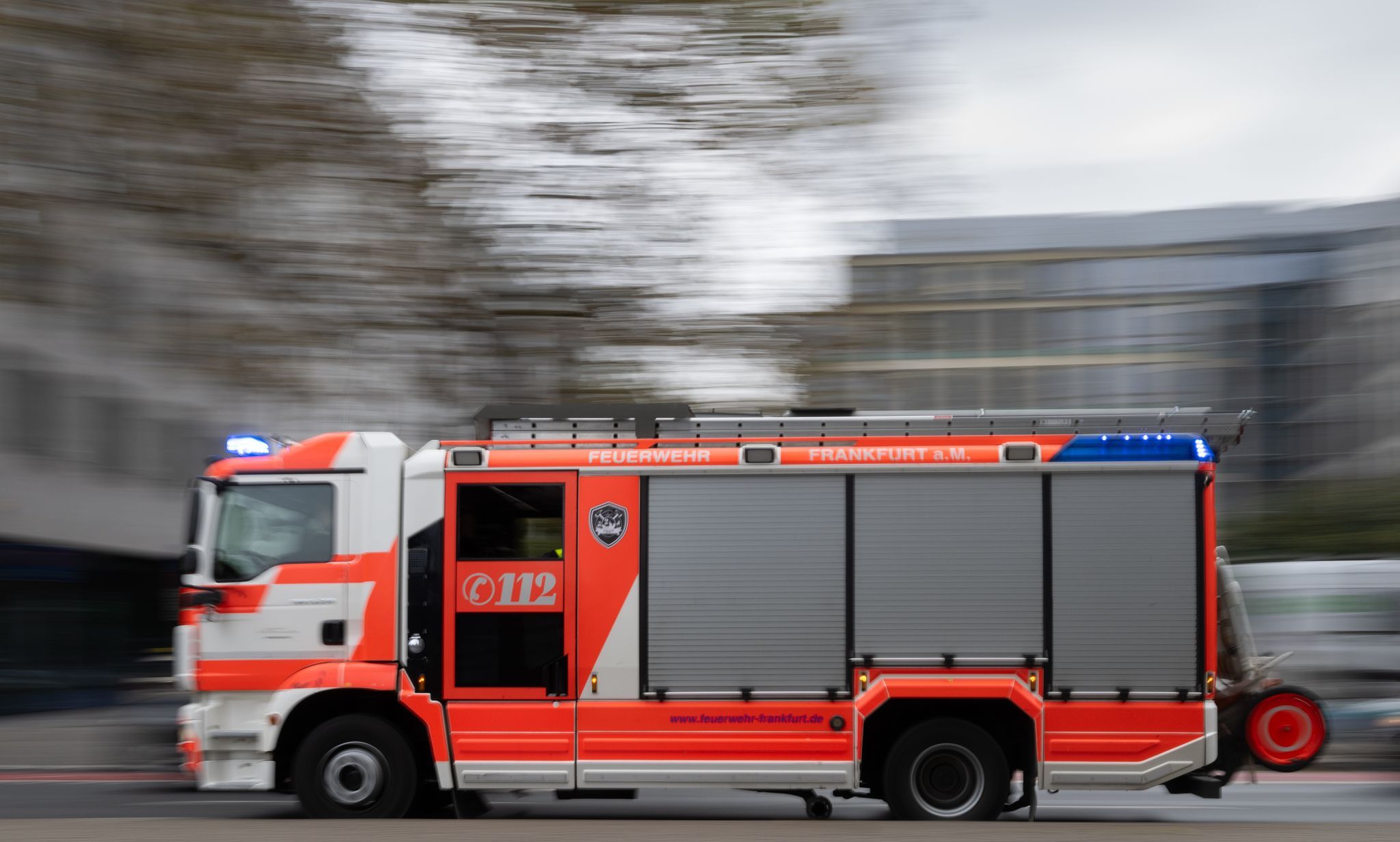 Hilfe bei Sturmschaden - Autofahrer räumen Baum von Straße