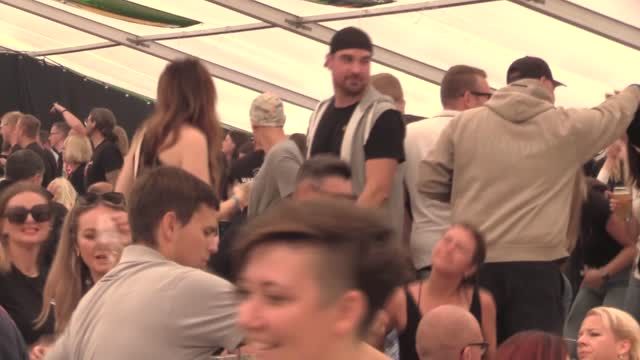 Herrlich verrückte Nassauer: Legendärer Frühschoppen im Festzelt zum Michelsmarkt!